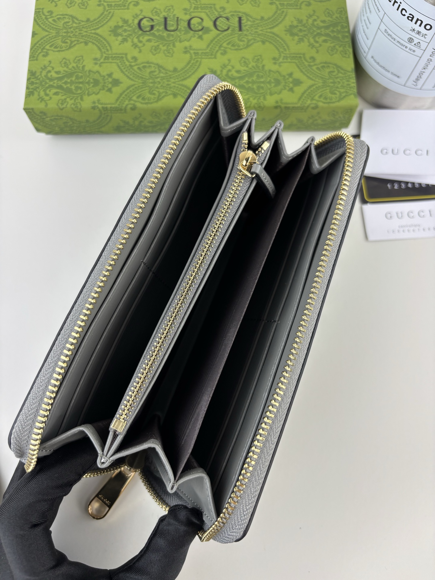 Gucci 長ラウンドジップ財布 - グレーのレザーと手書きロゴデザイン