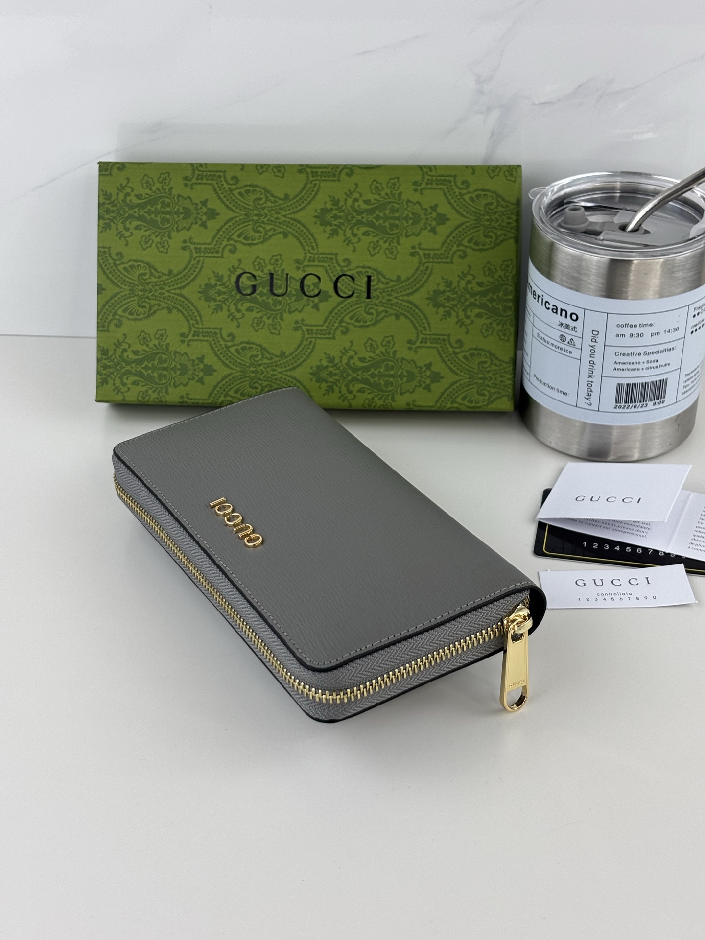 Gucci 長ラウンドジップ財布 - グレーのレザーと手書きロゴデザイン