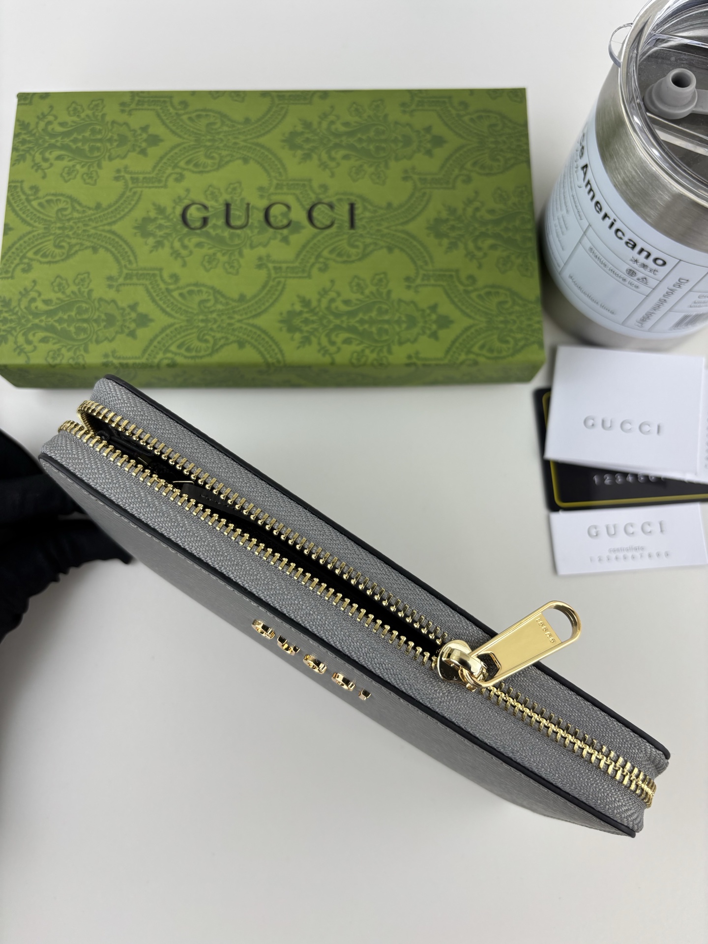 Gucci 長ラウンドジップ財布 - グレーのレザーと手書きロゴデザイン