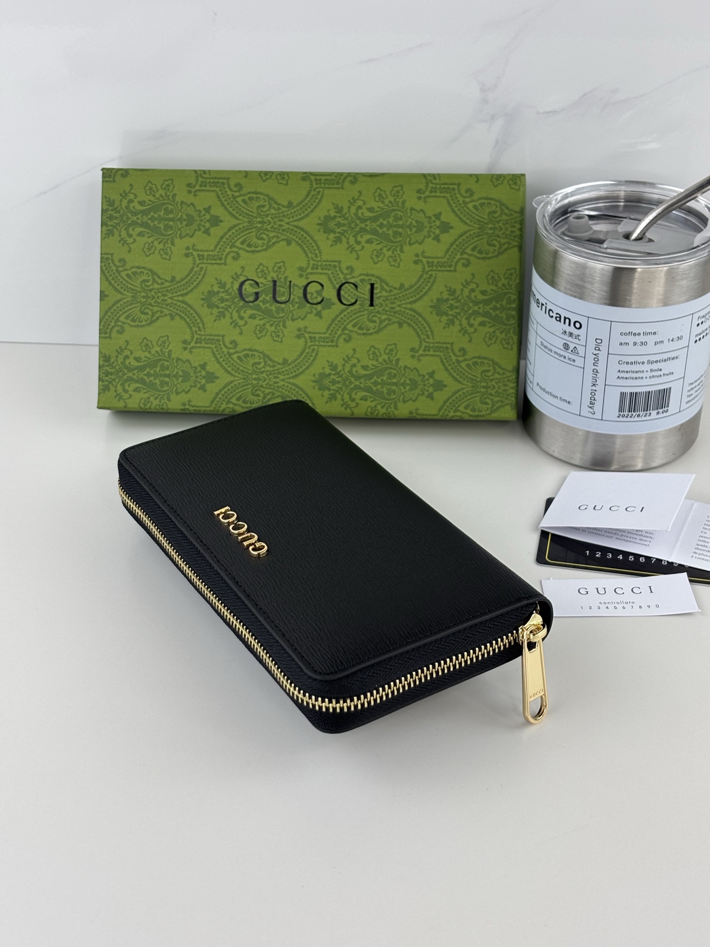 Gucci 長ラウンドファスナー財布 ブラックレザー 手書きロゴ付き