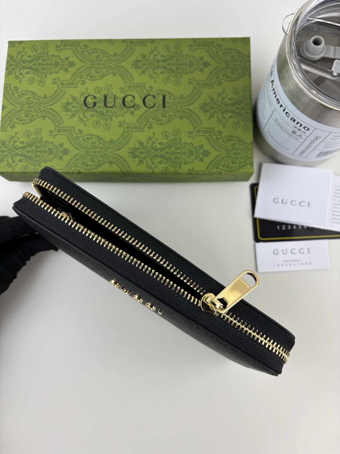 Gucci 長ラウンドファスナー財布 ブラックレザー 手書きロゴ付き