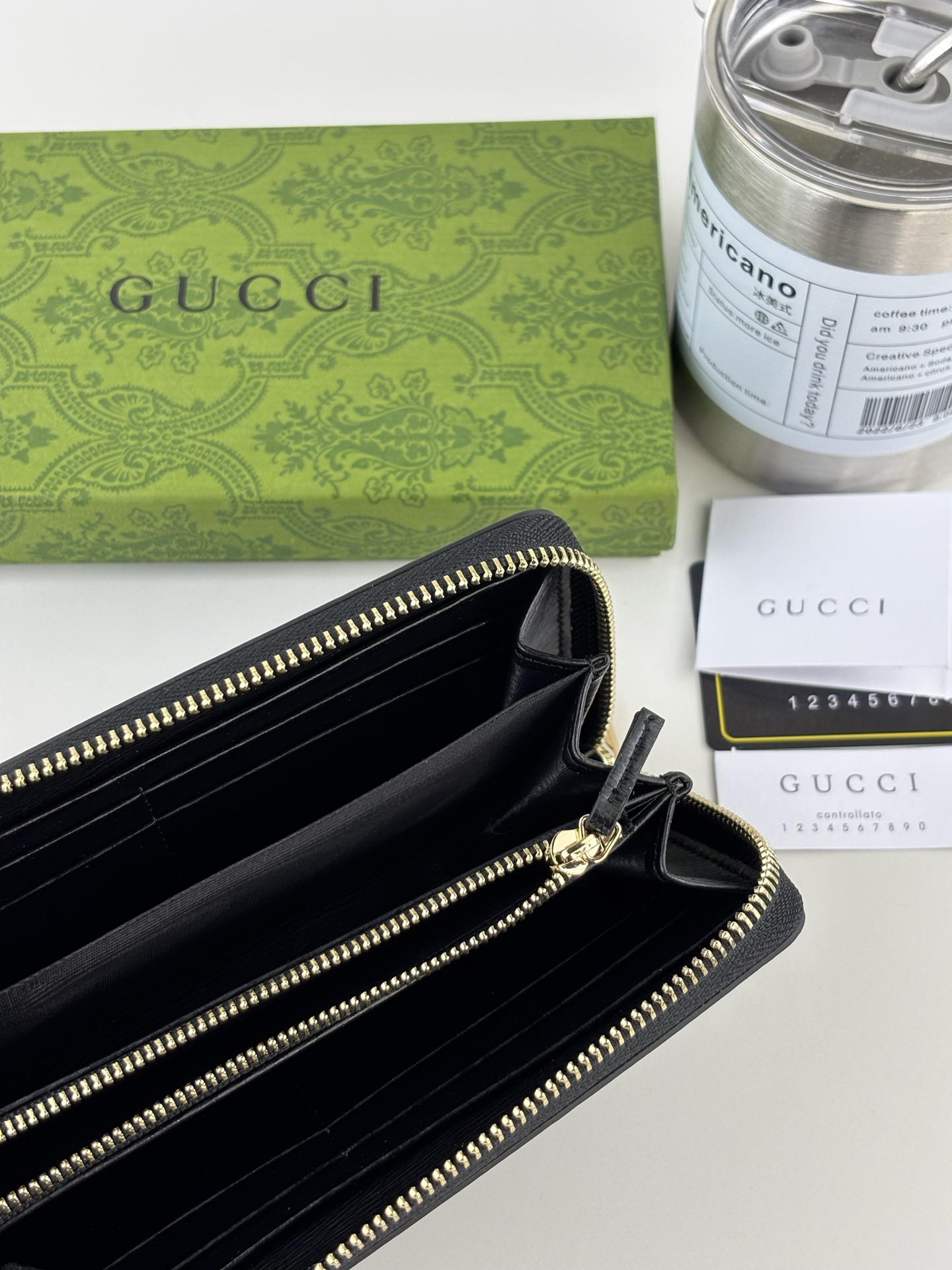 Gucci 長ラウンドファスナー財布 ブラックレザー 手書きロゴ付き