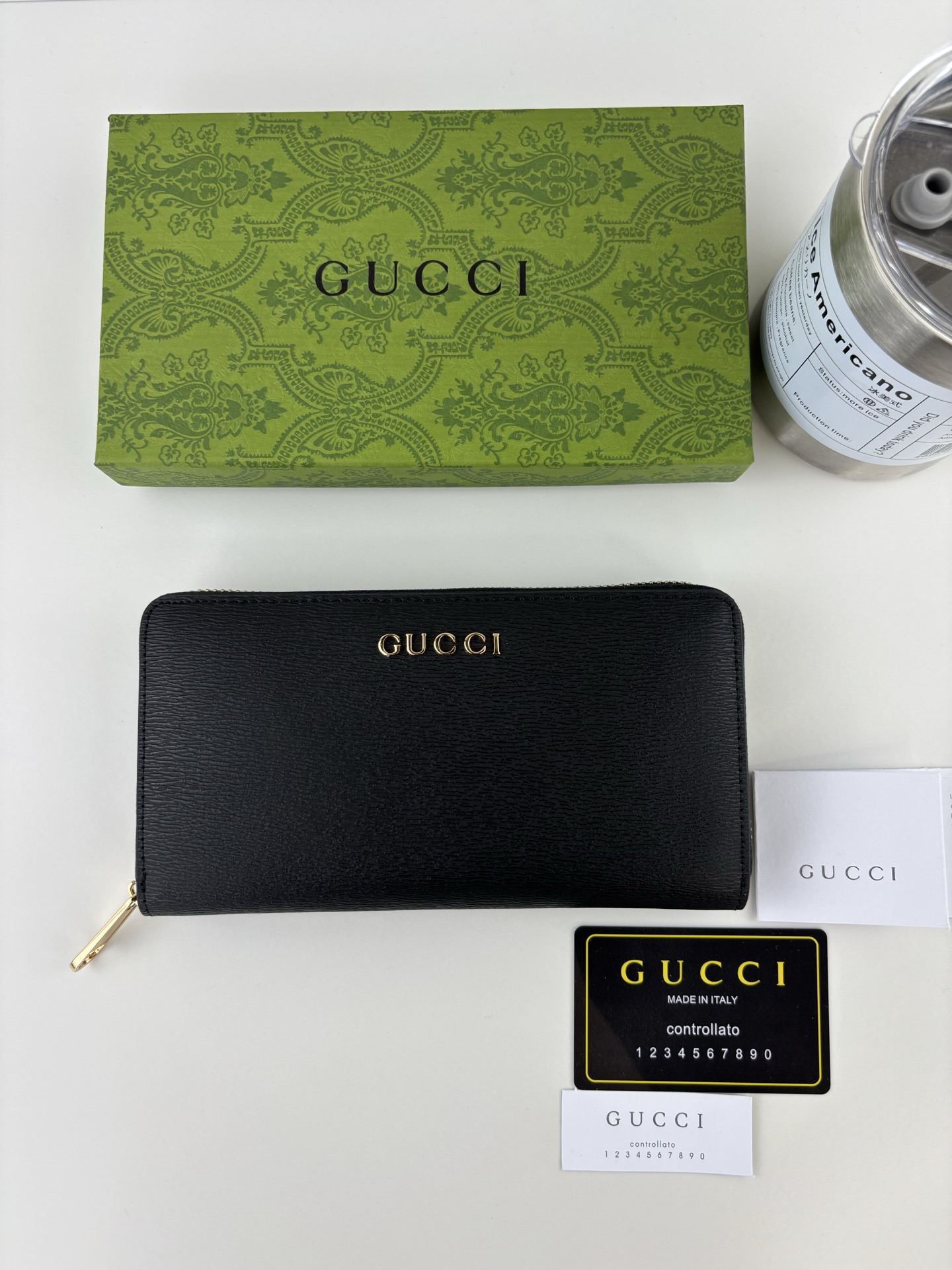 Gucci 長ラウンドファスナー財布 ブラックレザー 手書きロゴ付き