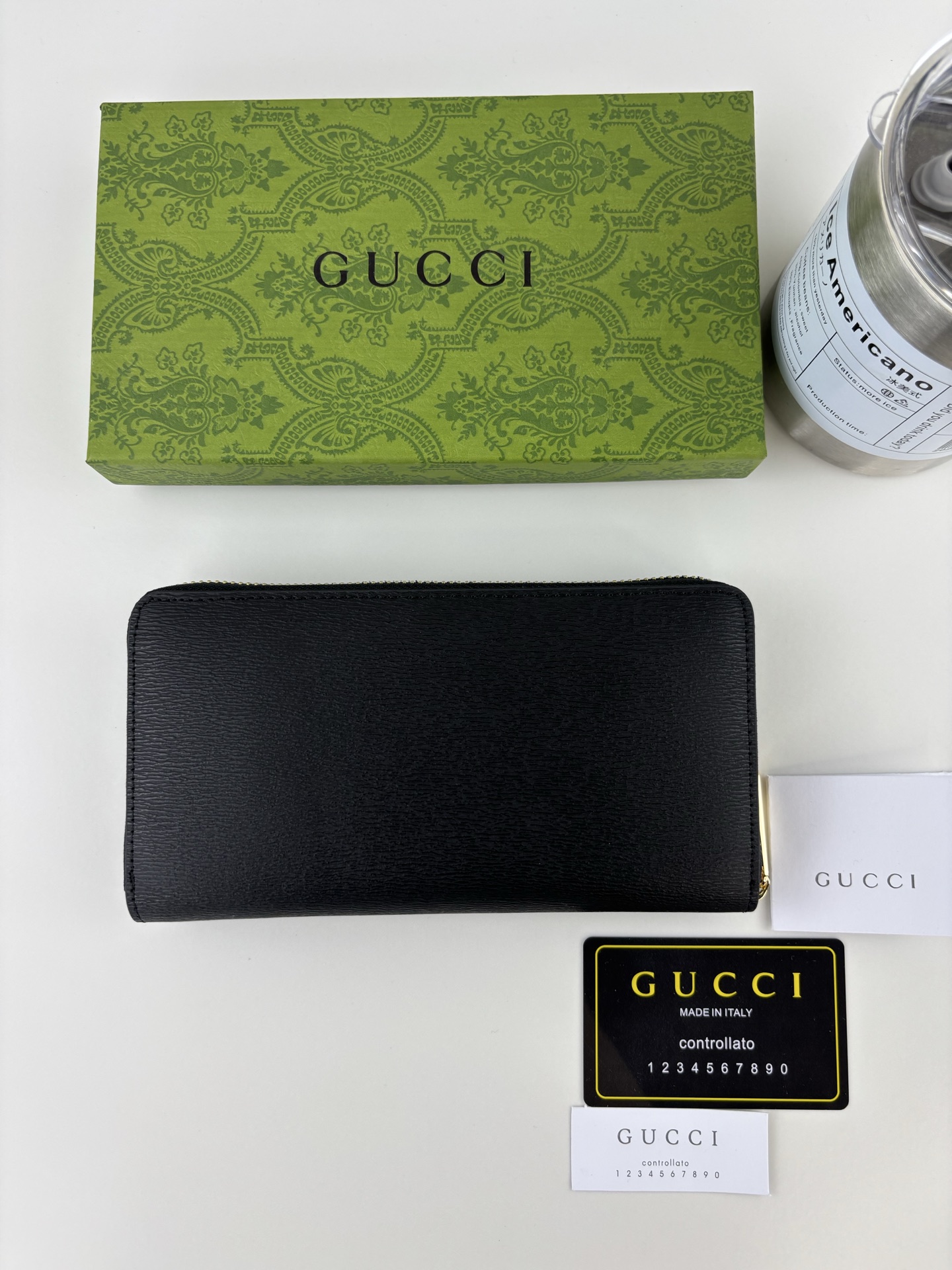 Gucci 長ラウンドファスナー財布 ブラックレザー 手書きロゴ付き