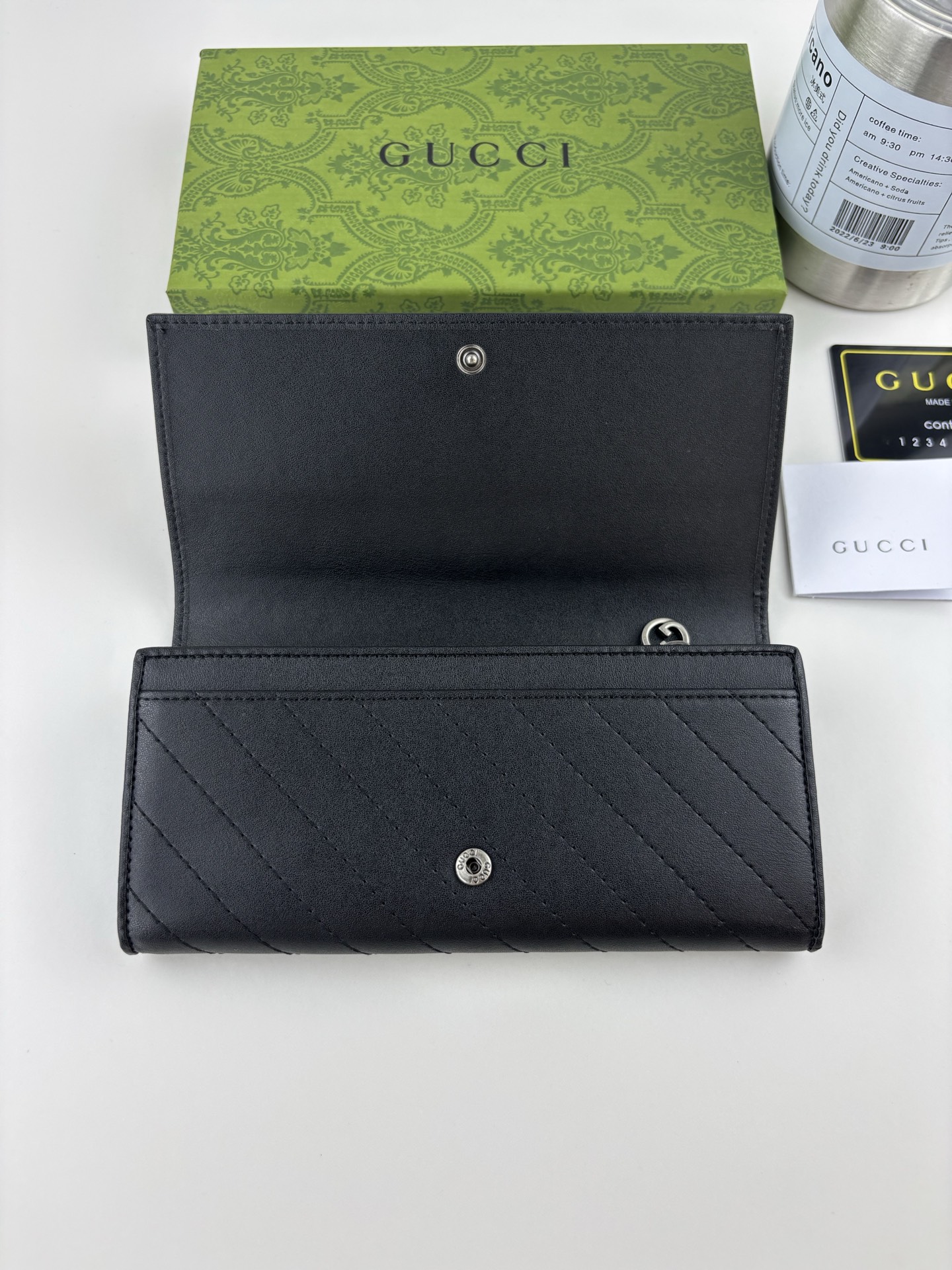 Gucci Blondieシリーズ - 洗練された幾何学デザインのレザー財布