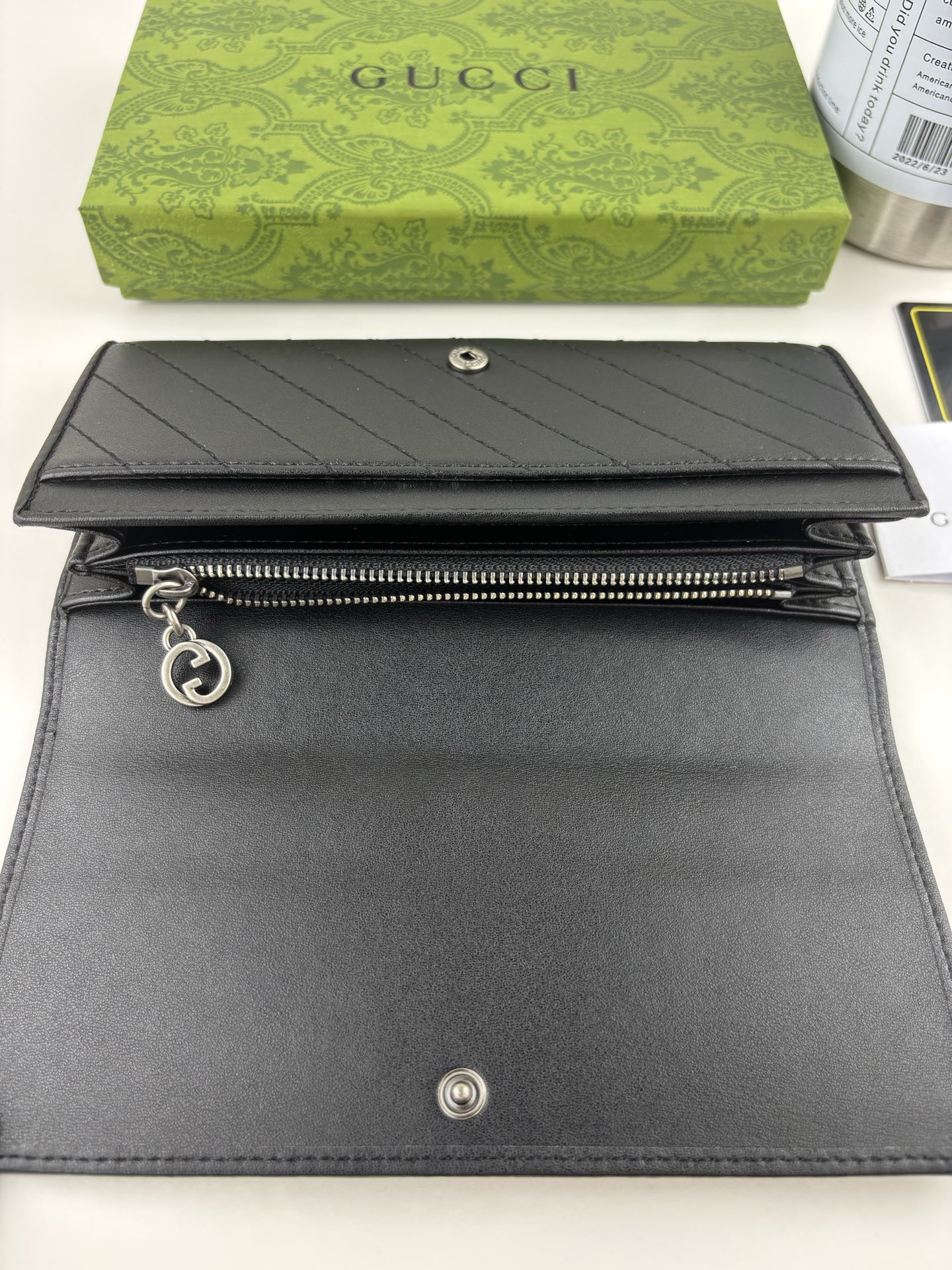 Gucci Blondieシリーズ - 洗練された幾何学デザインのレザー財布