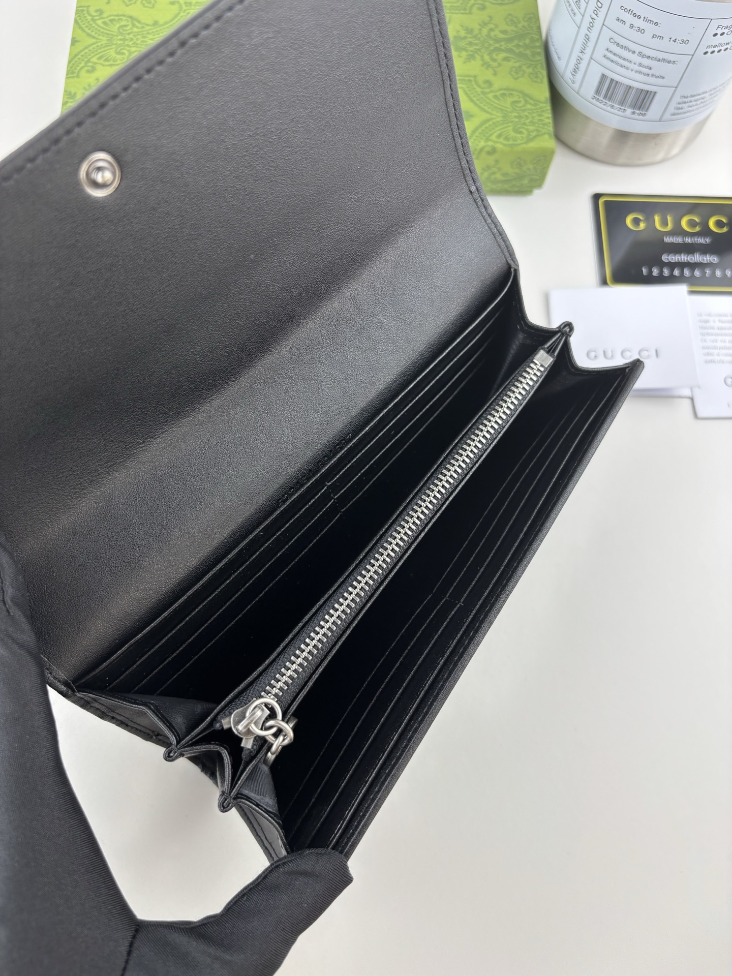 Gucci Blondieシリーズ - 洗練された幾何学デザインのレザー財布