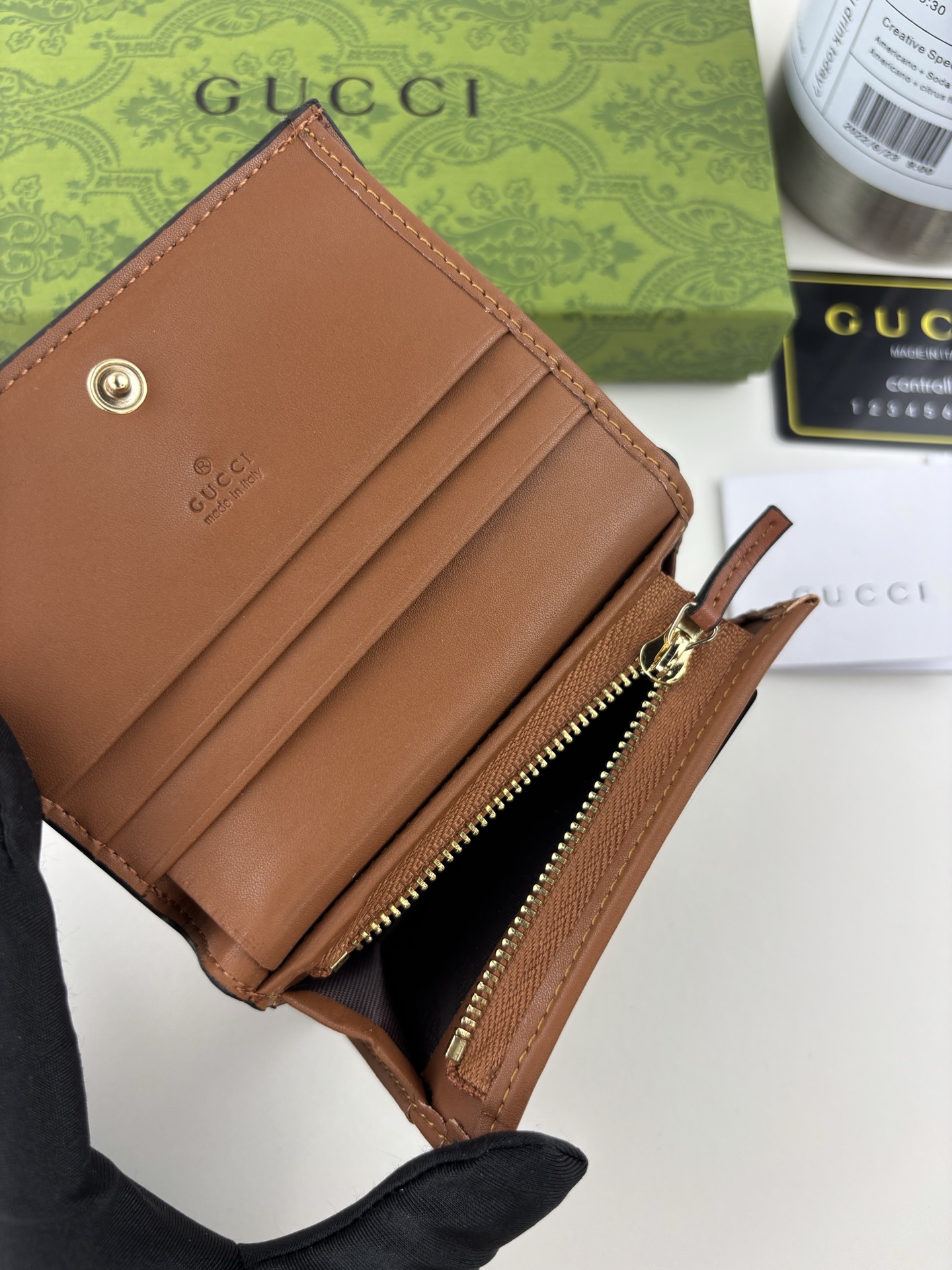 GUCCl 古家出品!GG Matelassé卡包,绗缝皮革以柔软质感诠释品牌标志性材质。富有纹理感的几何图案生动演绎包 GUCCl 古家出品!GG Matelassé卡包,绗缝皮革以柔软质感诠释品牌标志性材质。富有纹理感的几何图案生动演绎包