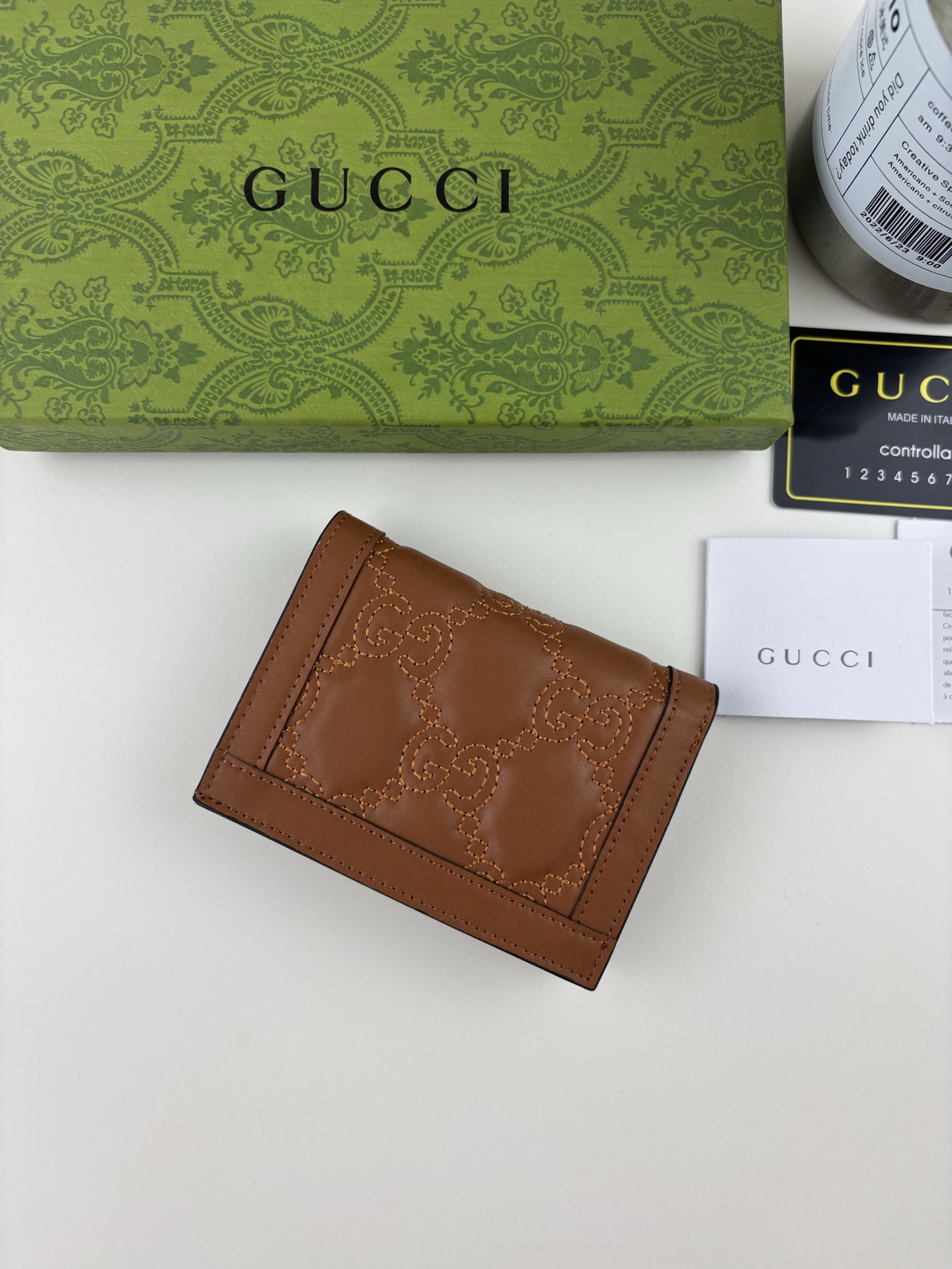 GUCCl 古家出品!GG Matelassé卡包,绗缝皮革以柔软质感诠释品牌标志性材质。富有纹理感的几何图案生动演绎包 GUCCl 古家出品!GG Matelassé卡包,绗缝皮革以柔软质感诠释品牌标志性材质。富有纹理感的几何图案生动演绎包