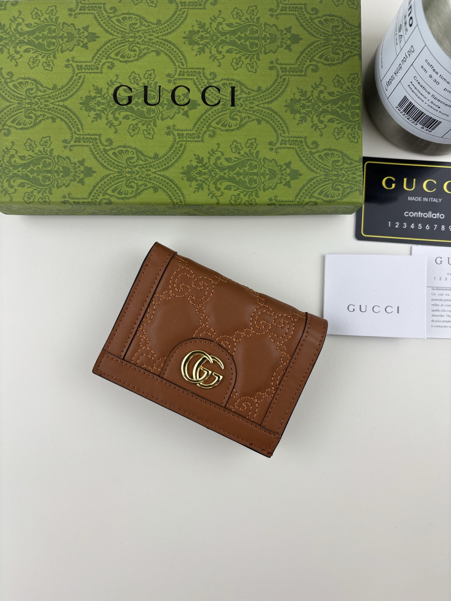 GUCCl 古家出品!GG Matelassé卡包,绗缝皮革以柔软质感诠释品牌标志性材质。富有纹理感的几何图案生动演绎包 GUCCl 古家出品!GG Matelassé卡包,绗缝皮革以柔软质感诠释品牌标志性材质。富有纹理感的几何图案生动演绎包