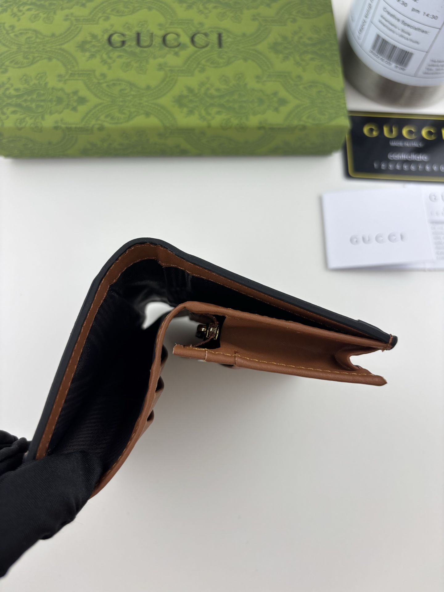 GUCCl 古家出品!GG Matelassé卡包,绗缝皮革以柔软质感诠释品牌标志性材质。富有纹理感的几何图案生动演绎包 GUCCl 古家出品!GG Matelassé卡包,绗缝皮革以柔软质感诠释品牌标志性材质。富有纹理感的几何图案生动演绎包