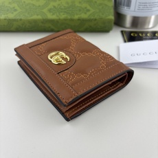 GUCCl 古家出品!GG Matelassé卡包,绗缝皮革以柔软质感诠释品牌标志性材质。富有纹理感的几何图案生动演绎包 GUCCl 古家出品!GG Matelassé卡包,绗缝皮革以柔软质感诠释品牌标志性材质。富有纹理感的几何图案生动演绎包