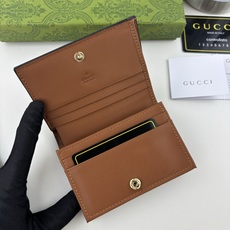 GUCCl 古家出品!GG Matelassé卡包,绗缝皮革以柔软质感诠释品牌标志性材质。富有纹理感的几何图案生动演绎包 GUCCl 古家出品!GG Matelassé卡包,绗缝皮革以柔软质感诠释品牌标志性材质。富有纹理感的几何图案生动演绎包