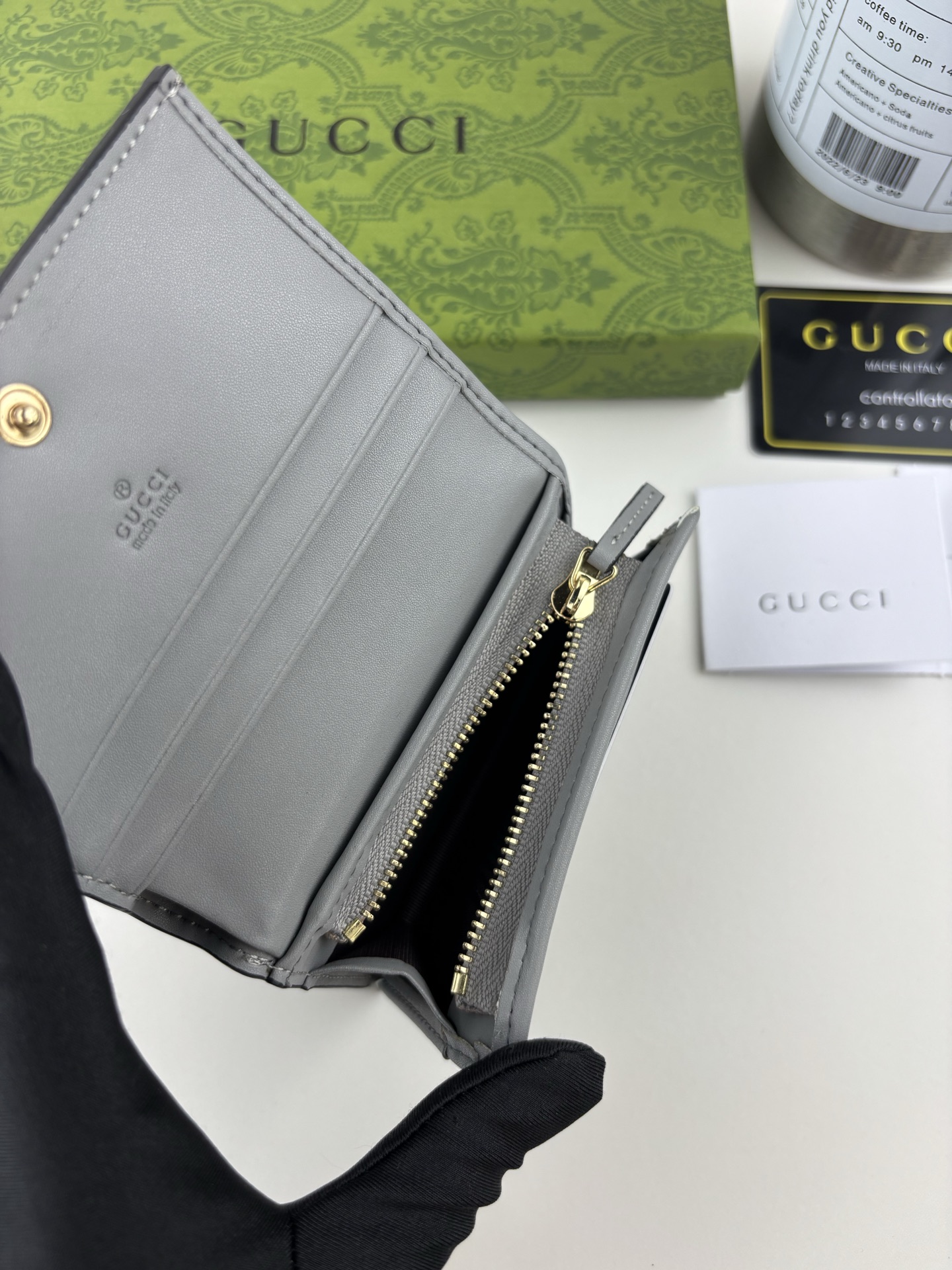 GUCCl 古家出品!GG Matelassé卡包,绗缝皮革以柔软质感诠释品牌标志性材质。富有纹理感的几何图案生动演绎包 GUCCl 古家出品!GG Matelassé卡包,绗缝皮革以柔软质感诠释品牌标志性材质。富有纹理感的几何图案生动演绎包