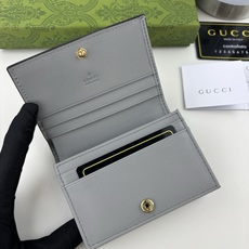 GUCCl 古家出品!GG Matelassé卡包,绗缝皮革以柔软质感诠释品牌标志性材质。富有纹理感的几何图案生动演绎包 GUCCl 古家出品!GG Matelassé卡包,绗缝皮革以柔软质感诠释品牌标志性材质。富有纹理感的几何图案生动演绎包