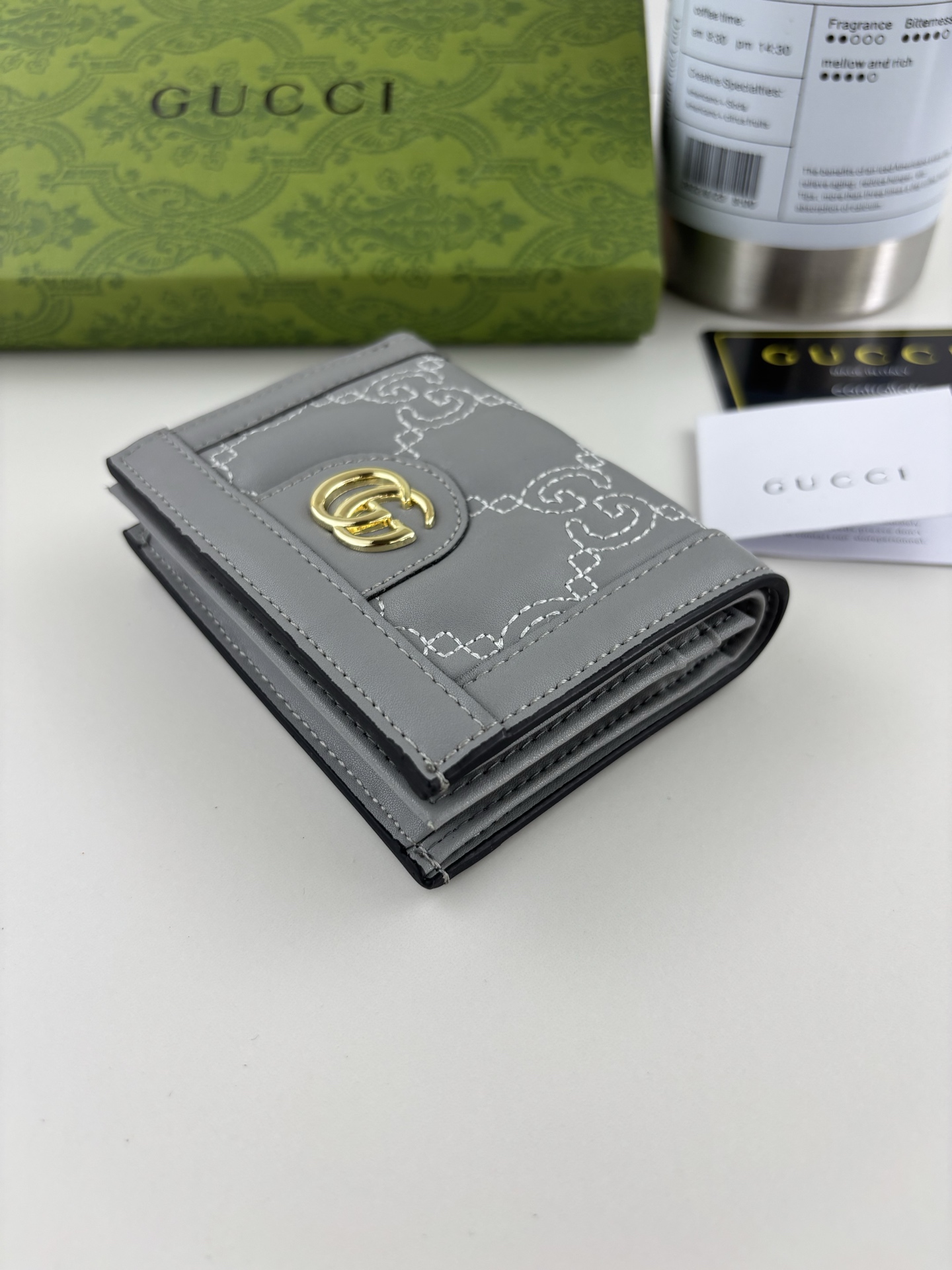 GUCCl 古家出品!GG Matelassé卡包,绗缝皮革以柔软质感诠释品牌标志性材质。富有纹理感的几何图案生动演绎包 GUCCl 古家出品!GG Matelassé卡包,绗缝皮革以柔软质感诠释品牌标志性材质。富有纹理感的几何图案生动演绎包