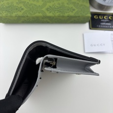 GUCCl 古家出品!GG Matelassé卡包,绗缝皮革以柔软质感诠释品牌标志性材质。富有纹理感的几何图案生动演绎包 GUCCl 古家出品!GG Matelassé卡包,绗缝皮革以柔软质感诠释品牌标志性材质。富有纹理感的几何图案生动演绎包