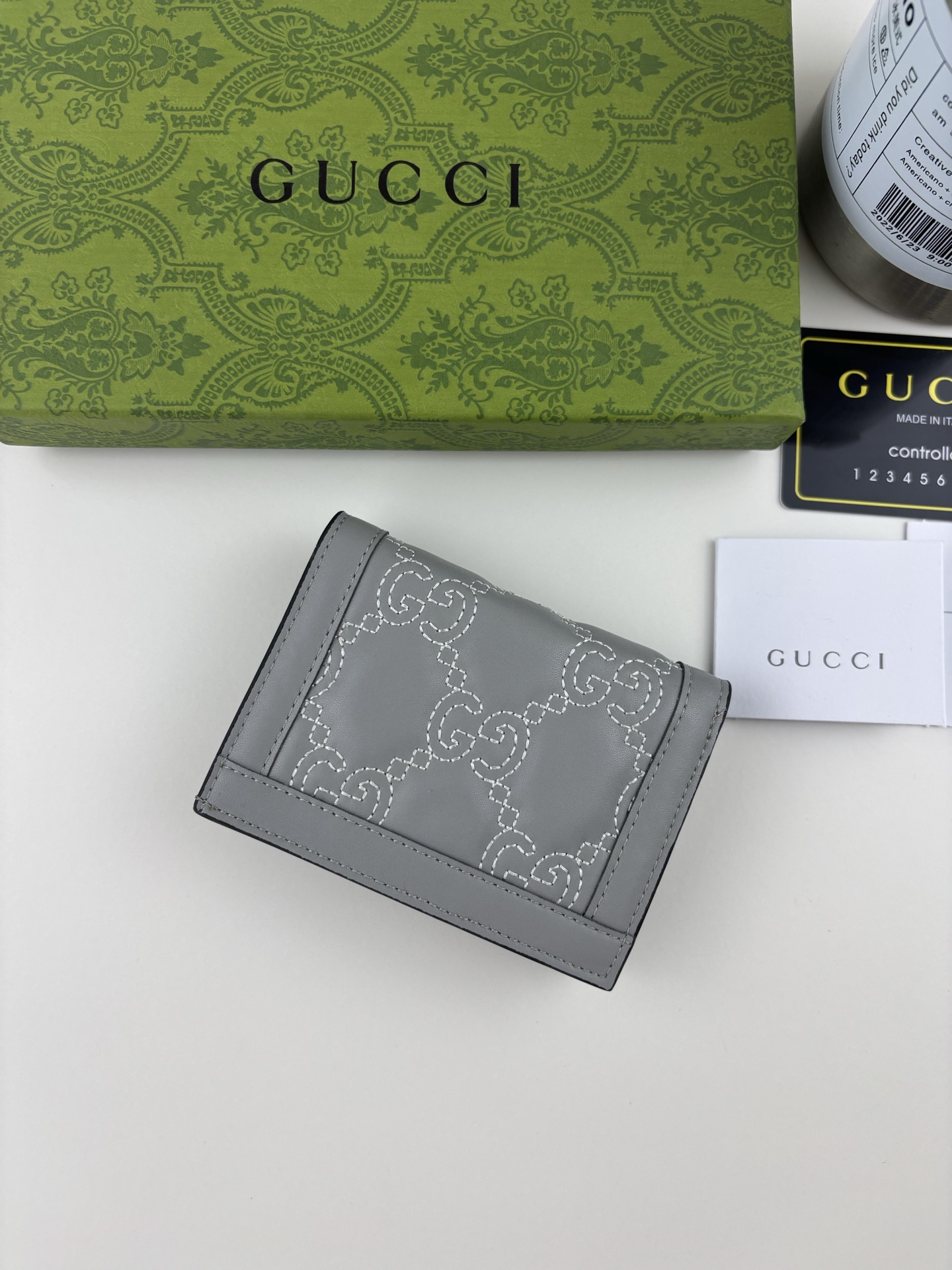 GUCCl 古家出品!GG Matelassé卡包,绗缝皮革以柔软质感诠释品牌标志性材质。富有纹理感的几何图案生动演绎包 GUCCl 古家出品!GG Matelassé卡包,绗缝皮革以柔软质感诠释品牌标志性材质。富有纹理感的几何图案生动演绎包