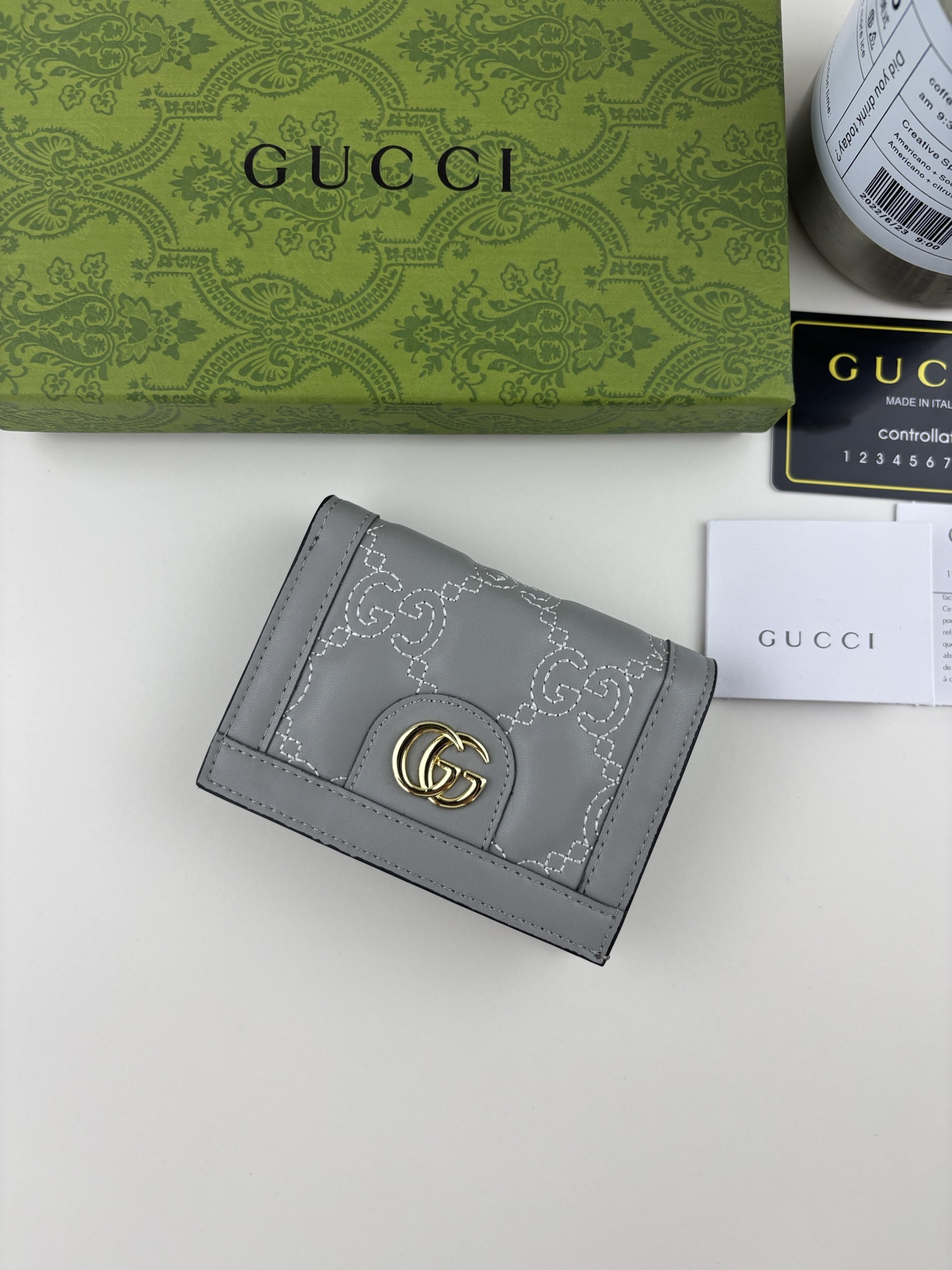 GUCCl 古家出品！GG Matelassé卡包，绗缝皮革以柔软质感诠释品牌标志性材质。富有纹理感的几何图案生动演绎包