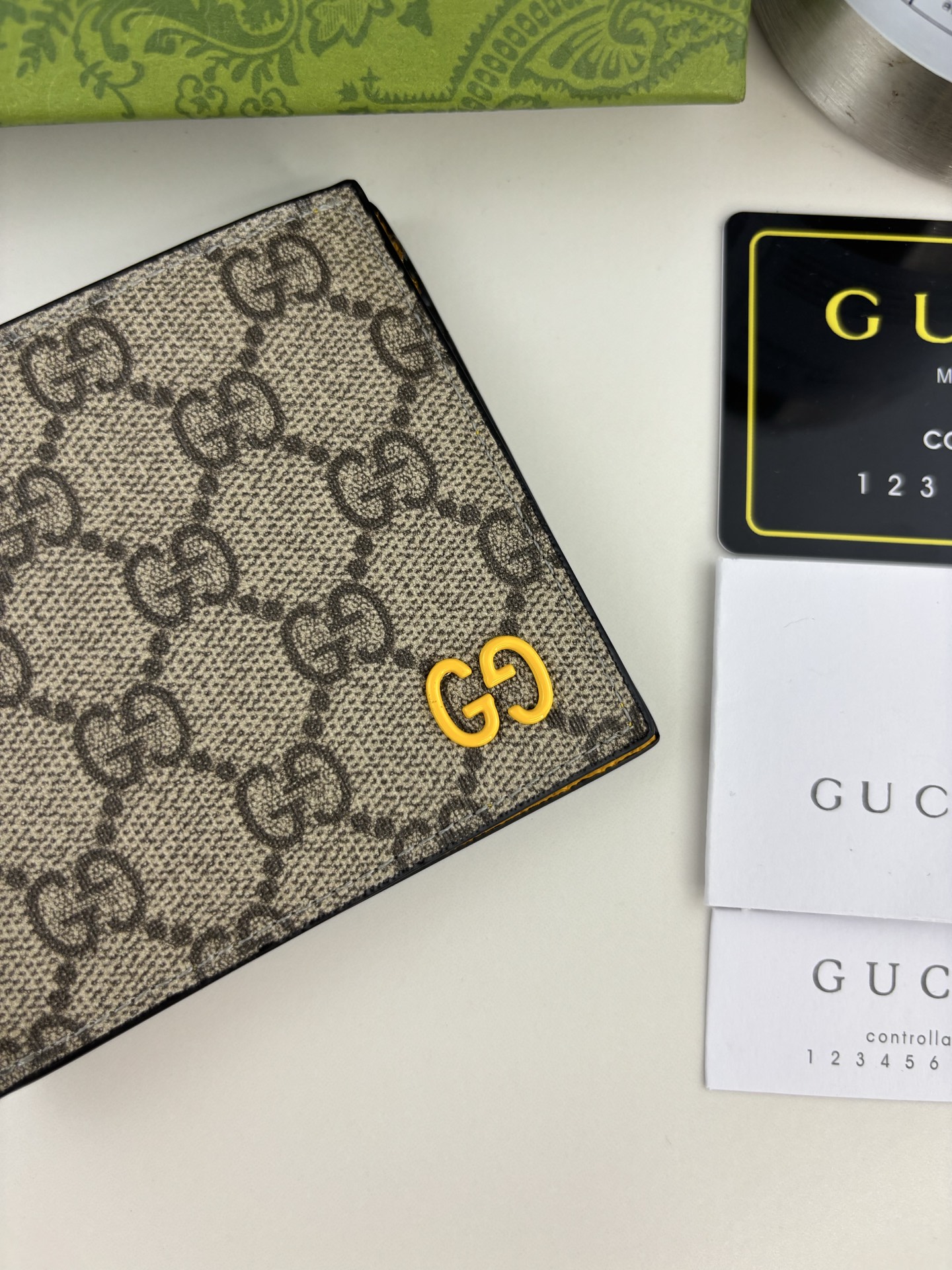 Gucci男士財布 - クラシックGG Supremeと現代的デザインの融合