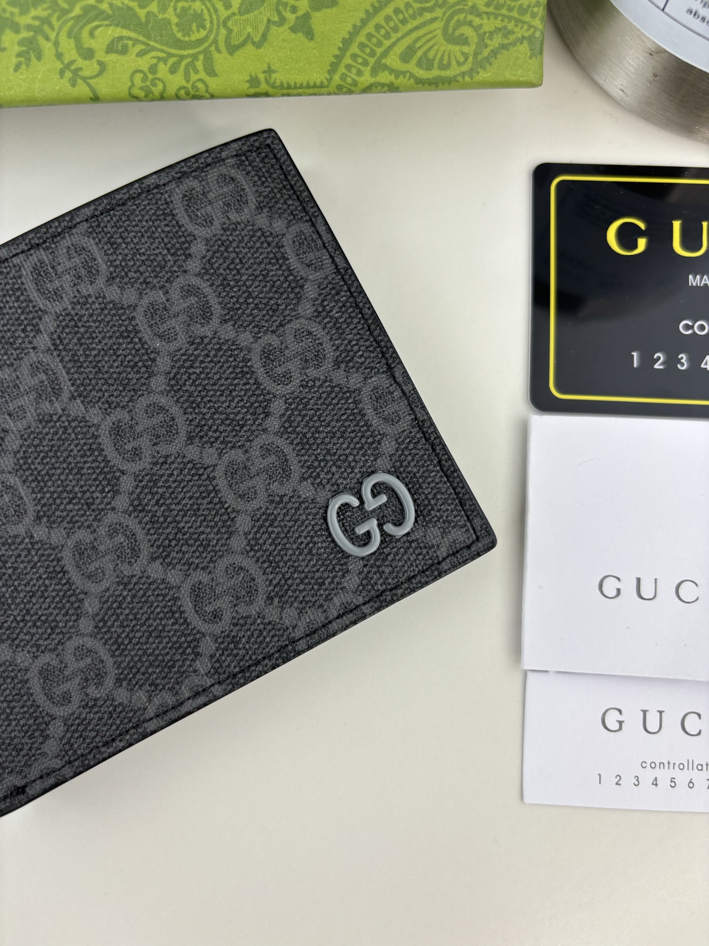 GUCCI 180 財布 - 薄型・小型デザイン、対照的なカラーで魅力を引き立てる