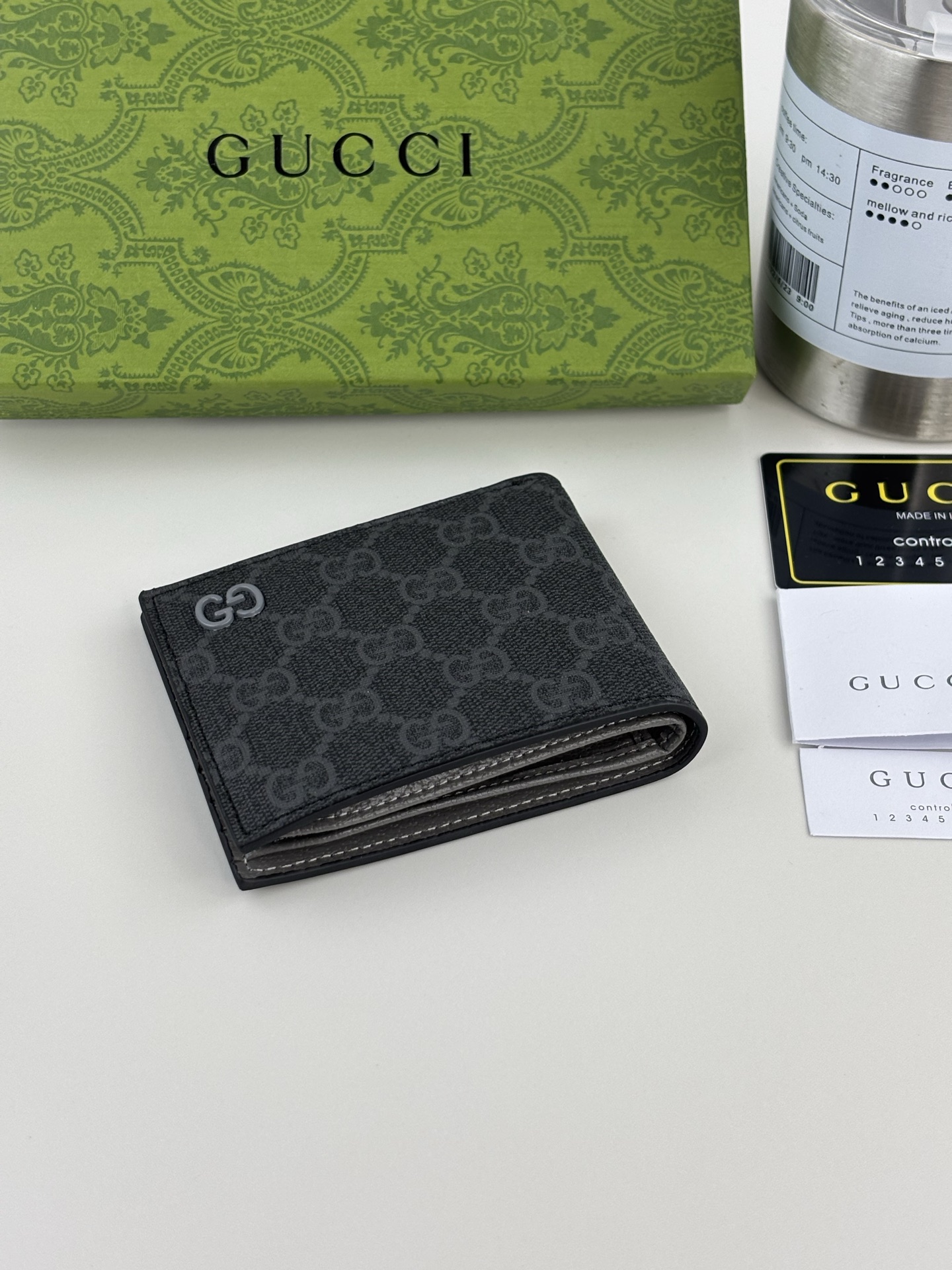 GUCCI 180 財布 - 薄型・小型デザイン、対照的なカラーで魅力を引き立てる