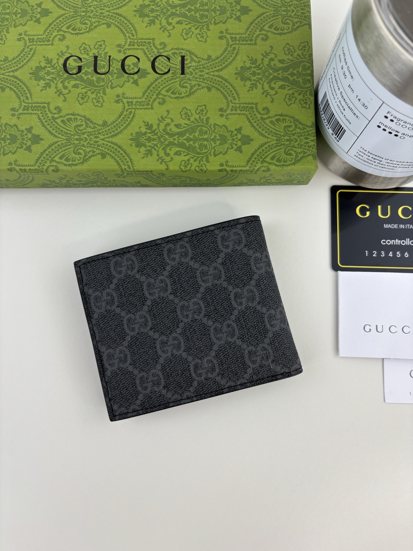 GUCCI 180 財布 - 薄型・小型デザイン、対照的なカラーで魅力を引き立てる