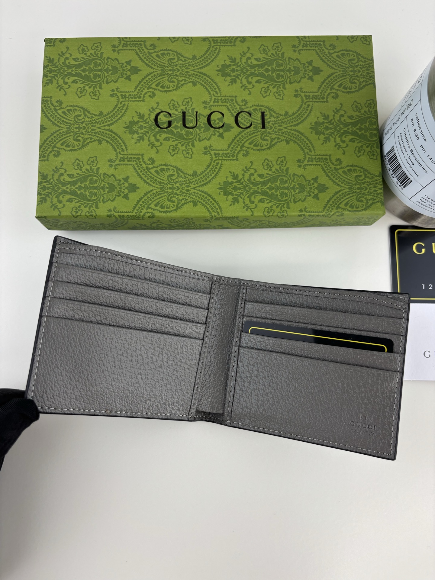 GUCCI 180 財布 - 薄型・小型デザイン、対照的なカラーで魅力を引き立てる