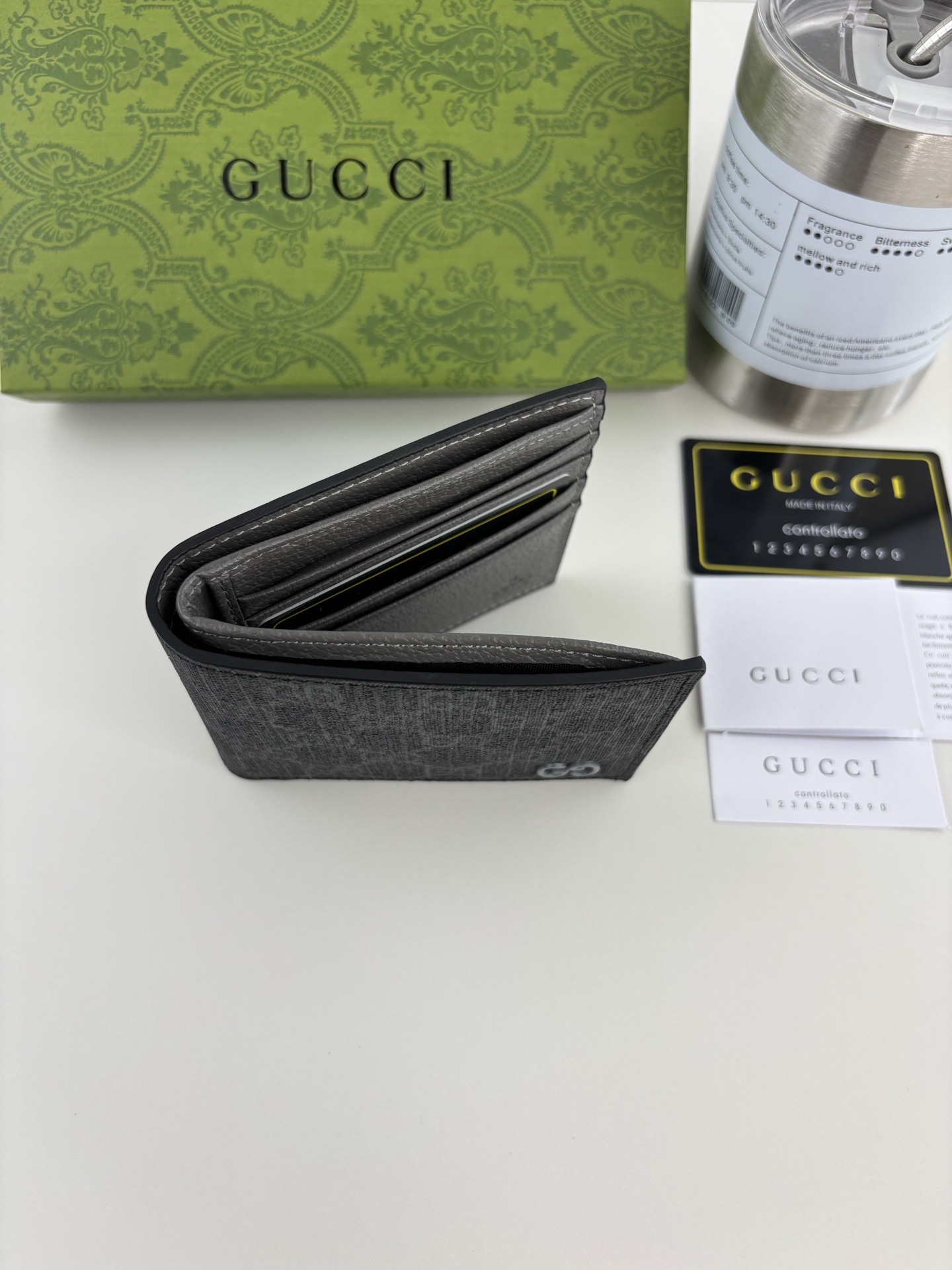 GUCCI 180 財布 - 薄型・小型デザイン、対照的なカラーで魅力を引き立てる