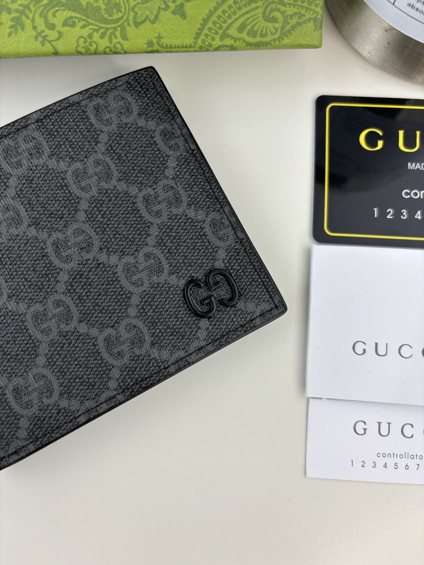 GUCCI 180 財布 ブラックGGスプリームキャンバスとレザーのコンパクトデザイン