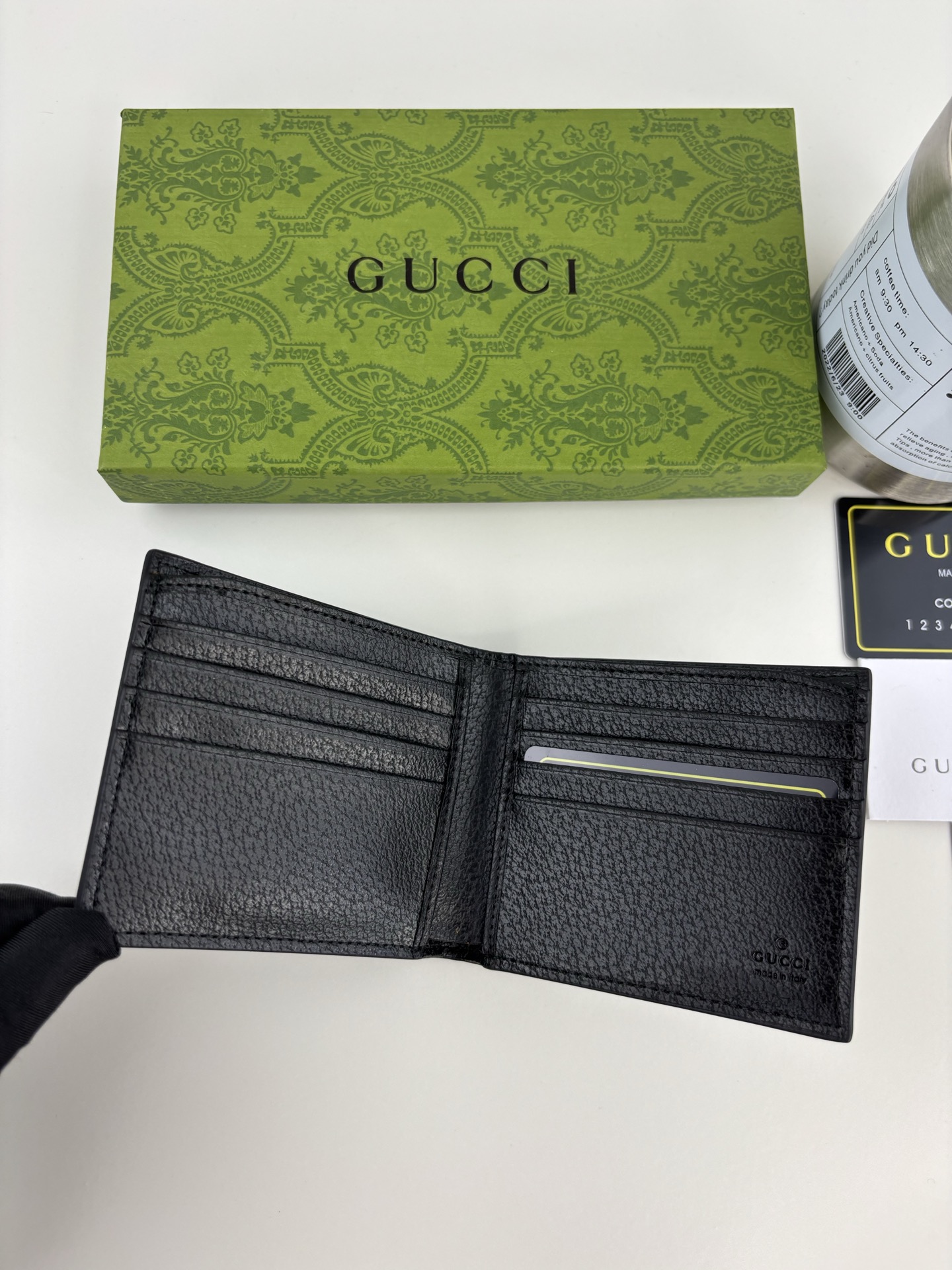 GUCCI 180 財布 ブラックGGスプリームキャンバスとレザーのコンパクトデザイン
