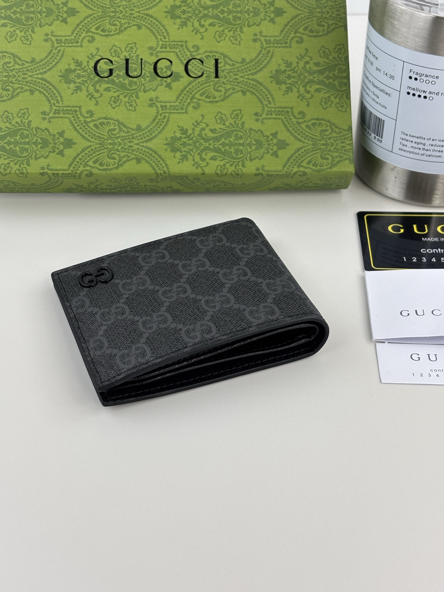 GUCCI 180 財布 ブラックGGスプリームキャンバスとレザーのコンパクトデザイン