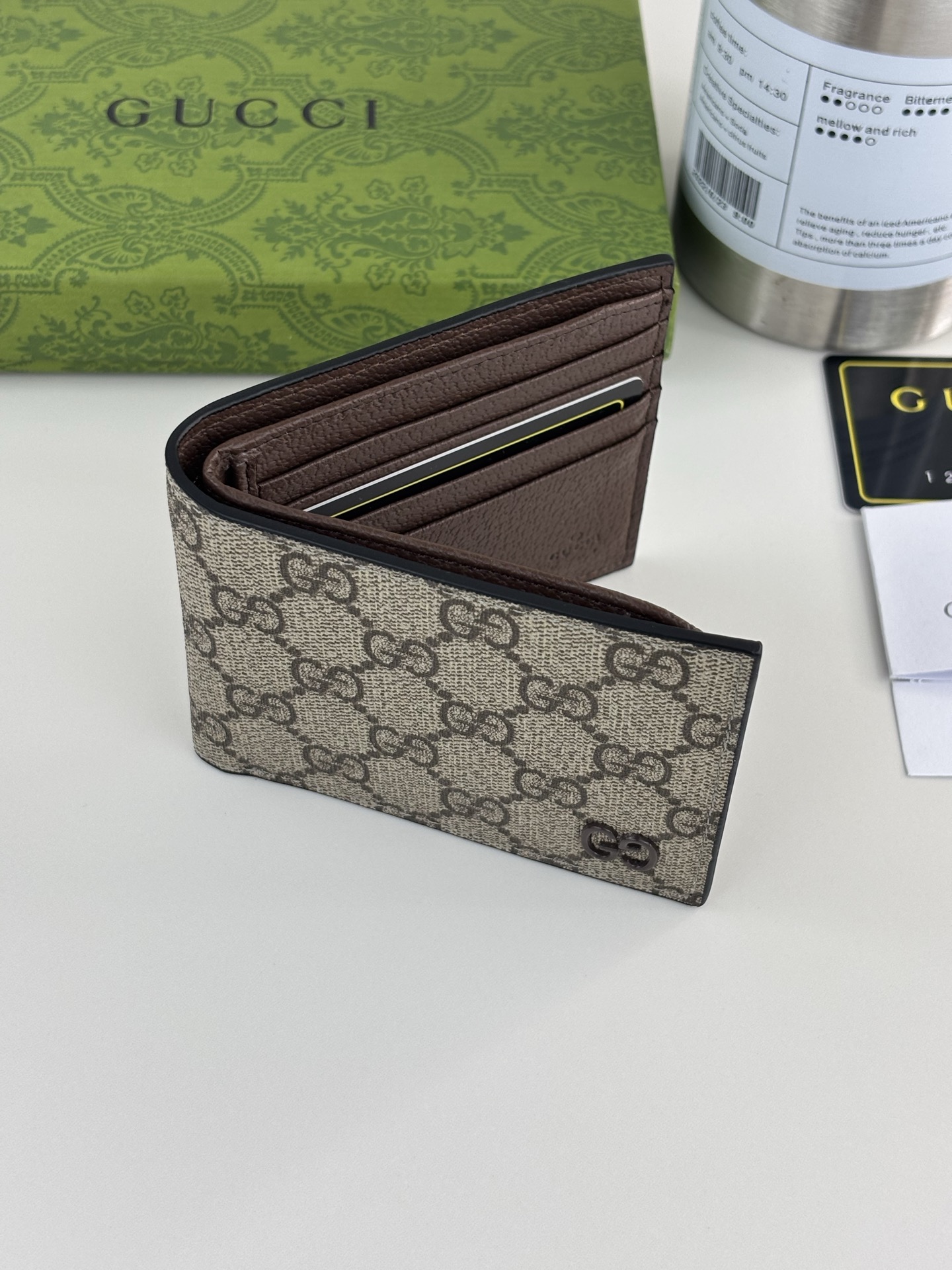 GUCCI 180財布 薄型・小型デザインと美しい二色使い