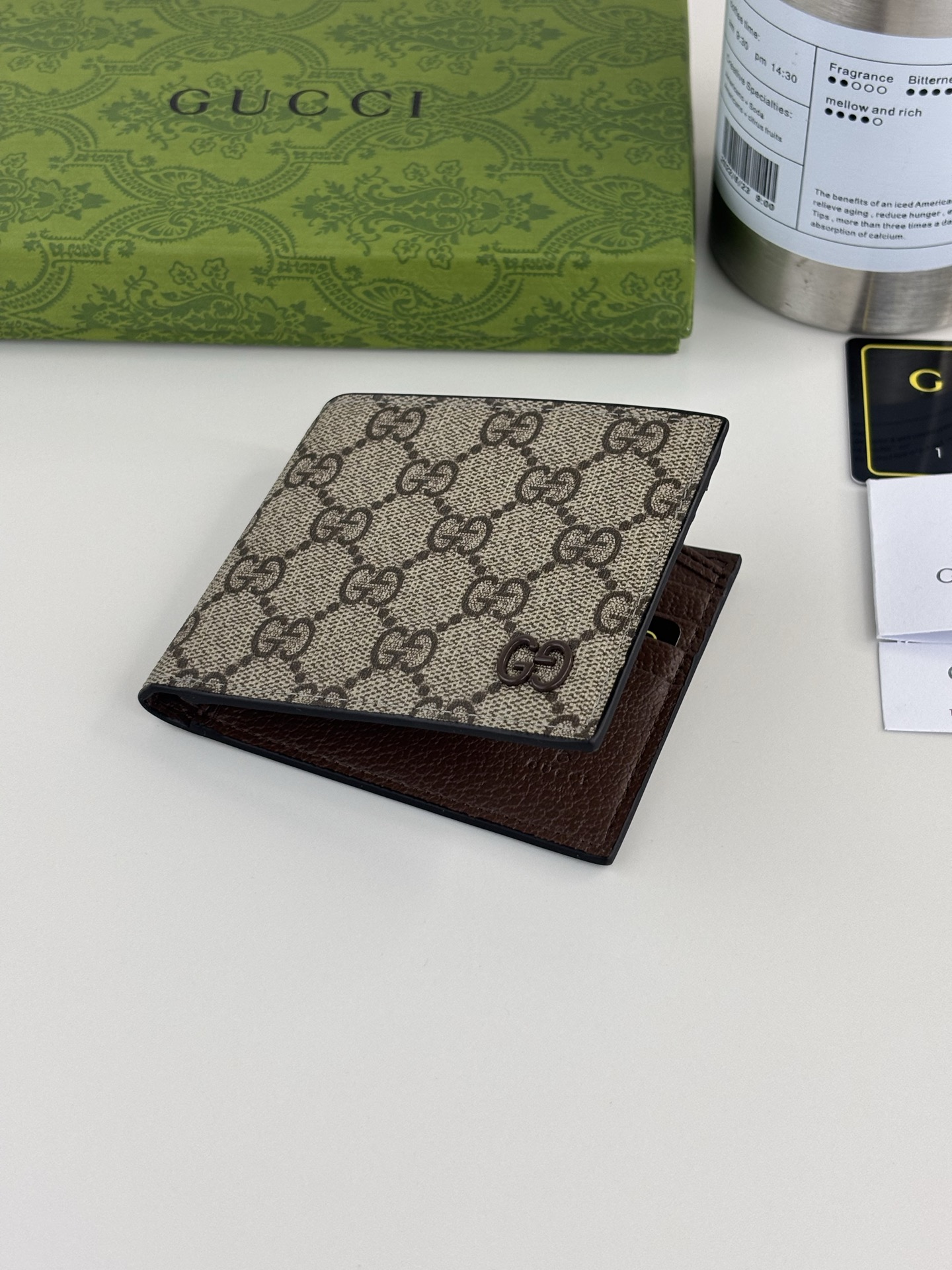 GUCCI 180財布 薄型・小型デザインと美しい二色使い