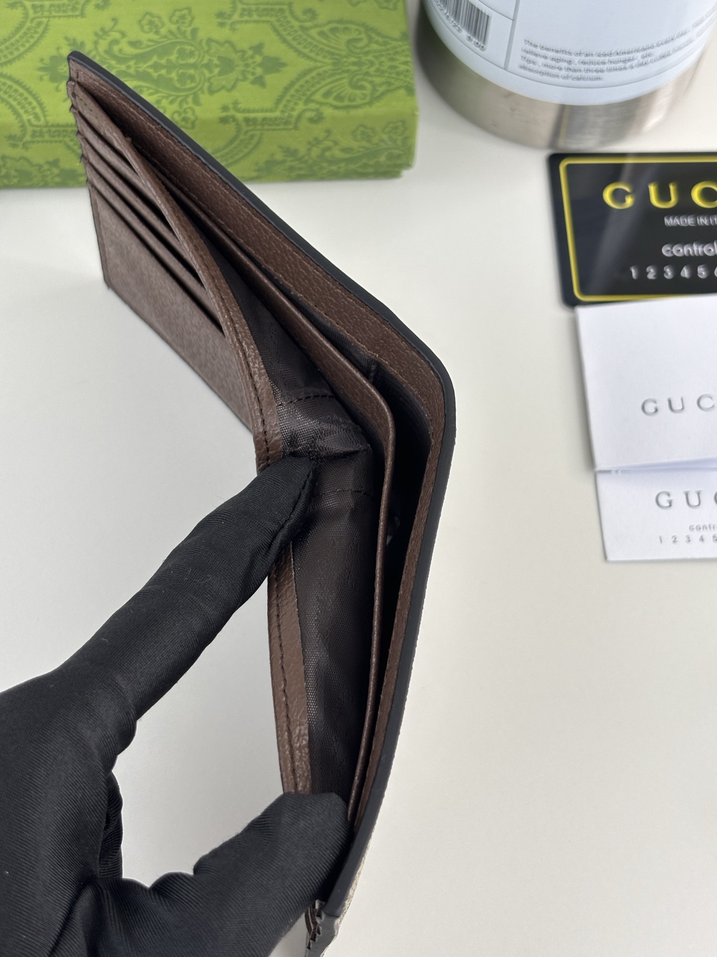 GUCCI 180財布 薄型・小型デザインと美しい二色使い