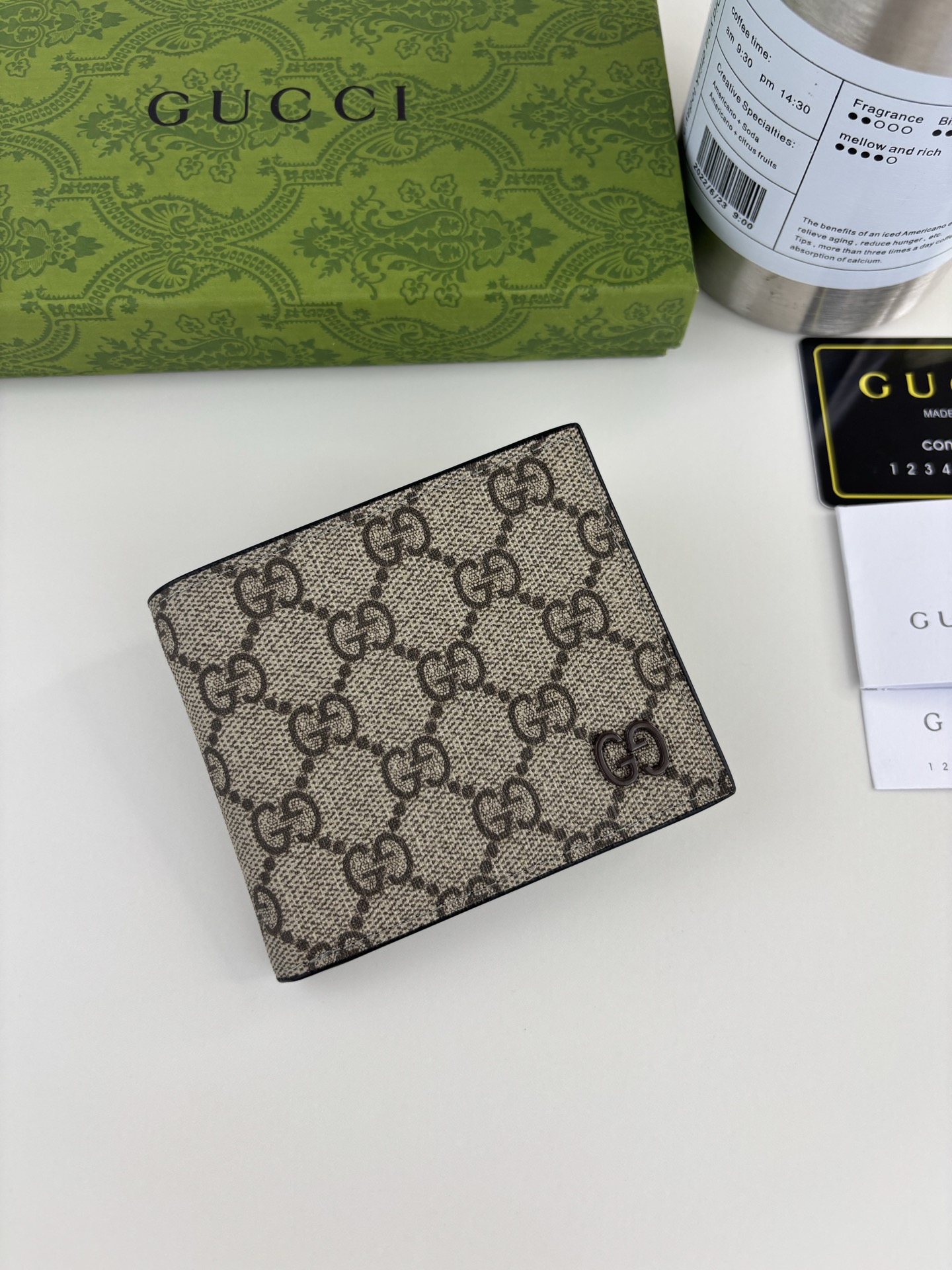 GUCCI 180財布 薄型・小型デザインと美しい二色使い