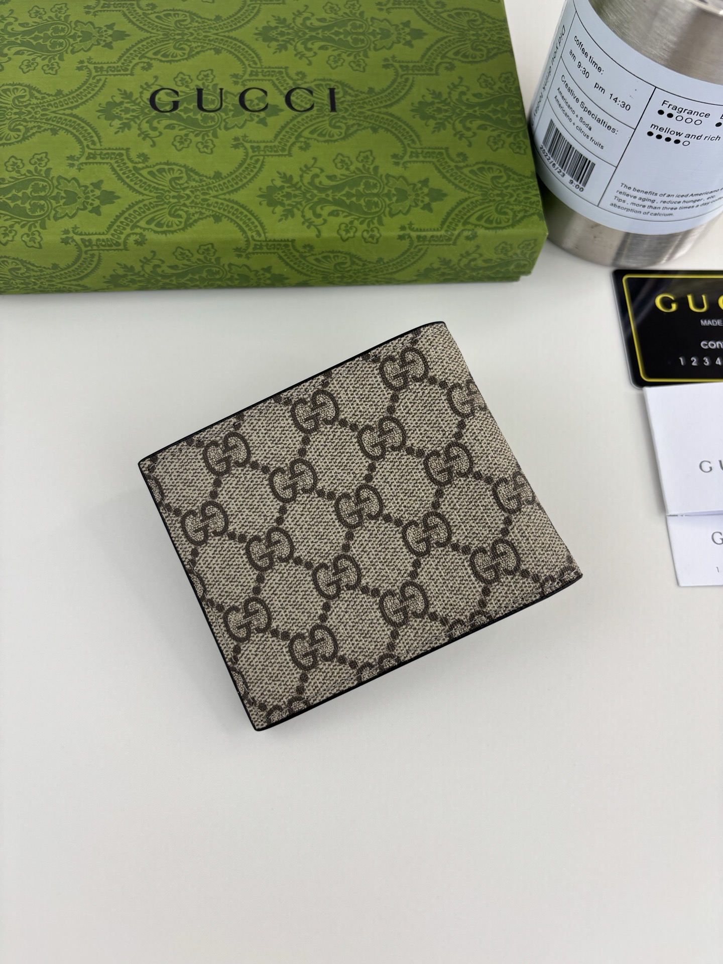 GUCCI 180財布 薄型・小型デザインと美しい二色使い