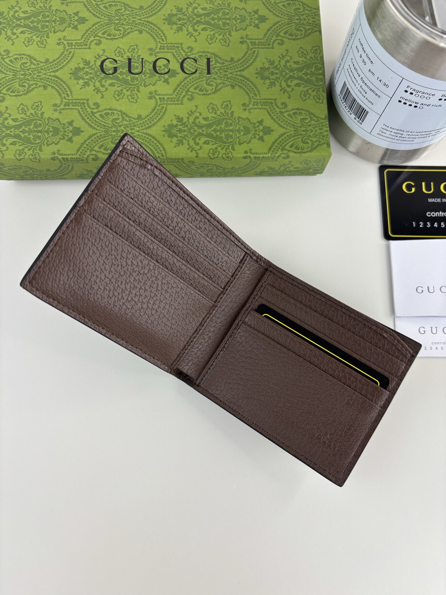 GUCCI 180財布 薄型・小型デザインと美しい二色使い