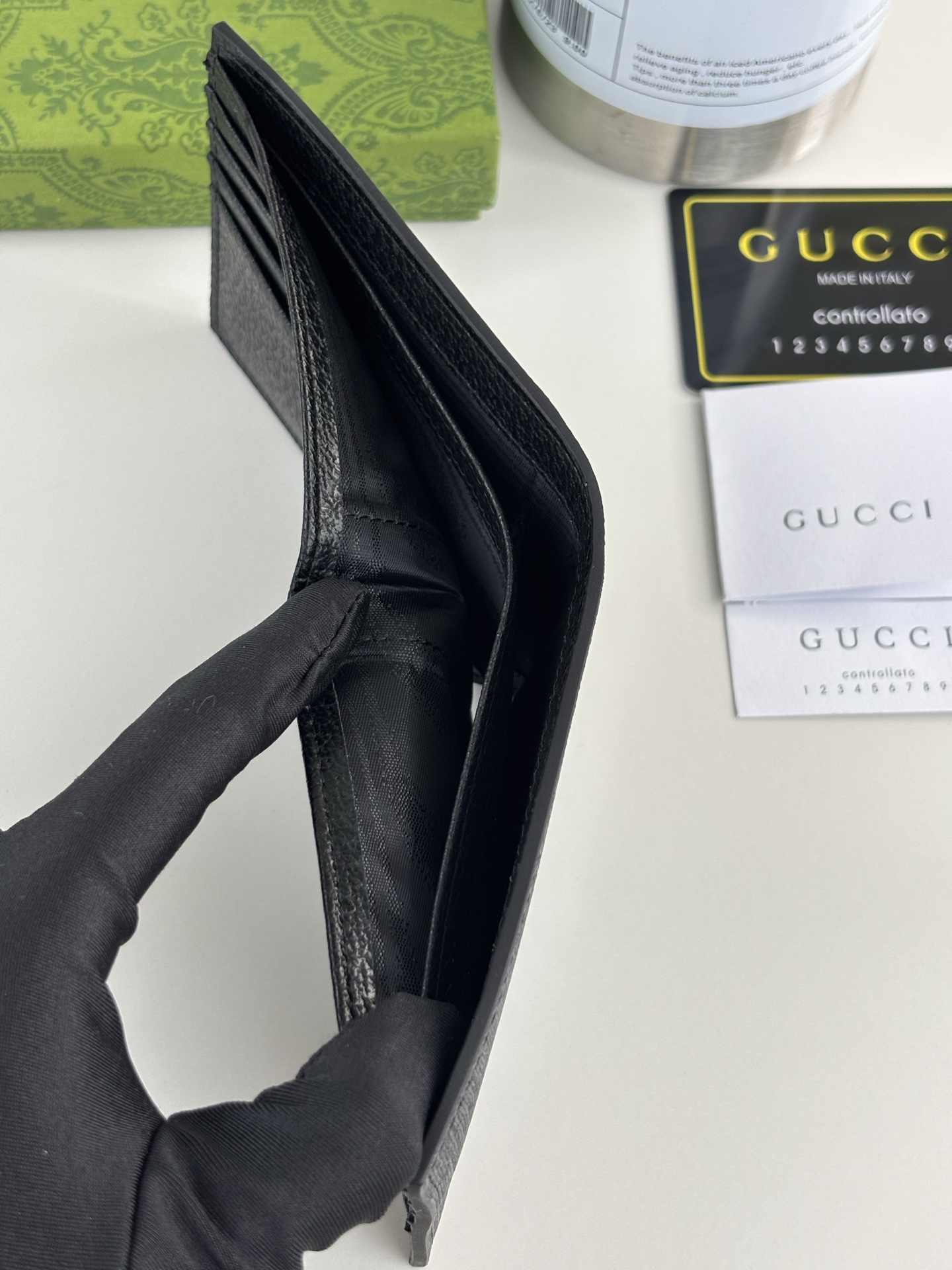 GUCCI 180 ウォレット - スリムでカラフルなデザイン