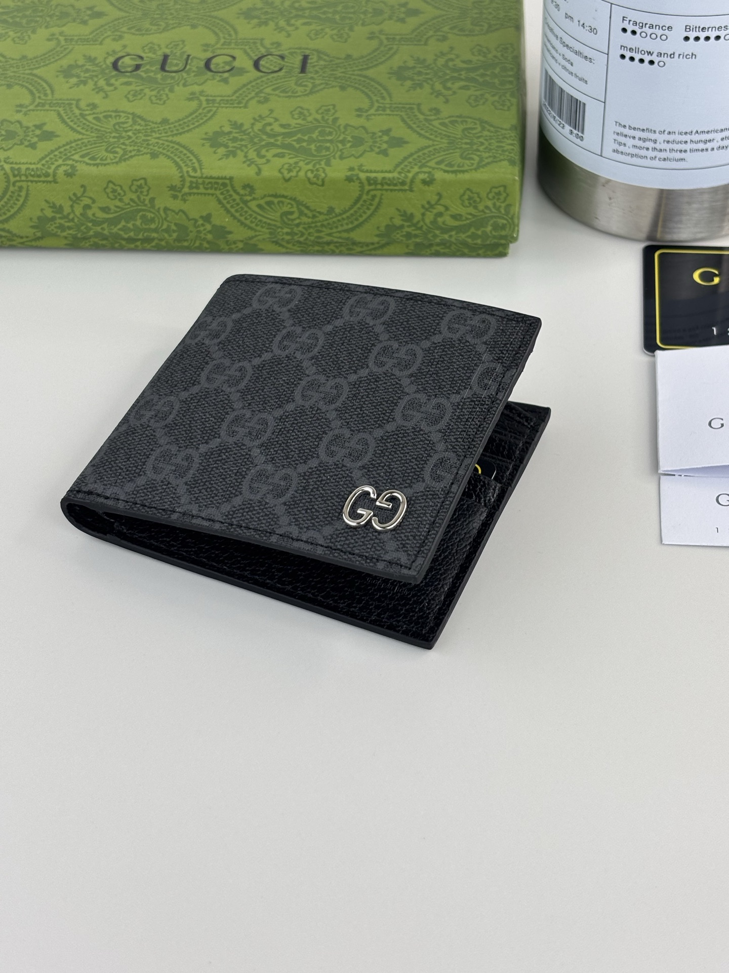 GUCCI 180 ウォレット - スリムでカラフルなデザイン