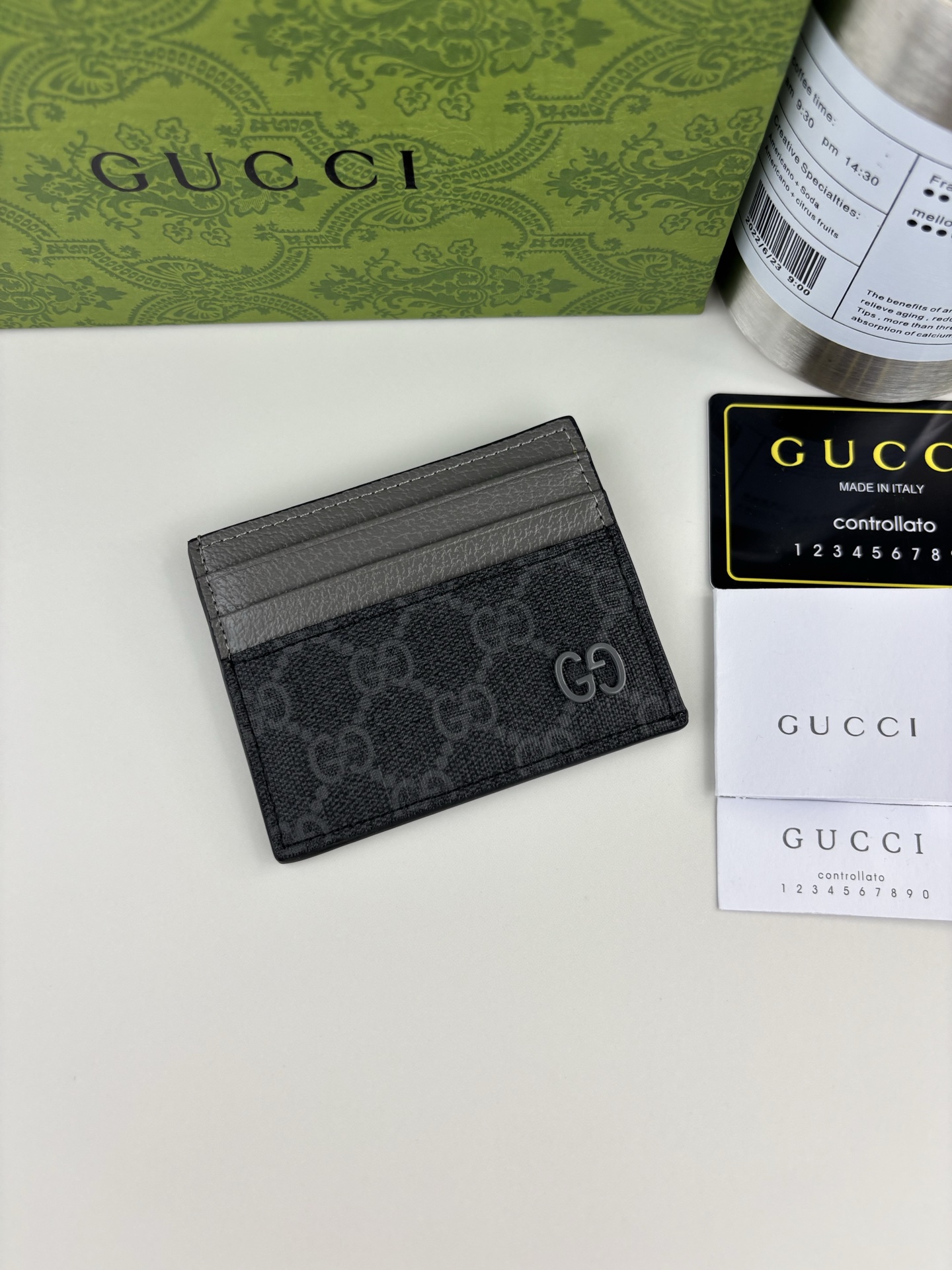 GUCCI カードケース 双色デザイン ブラックGGとグレー陶器効果