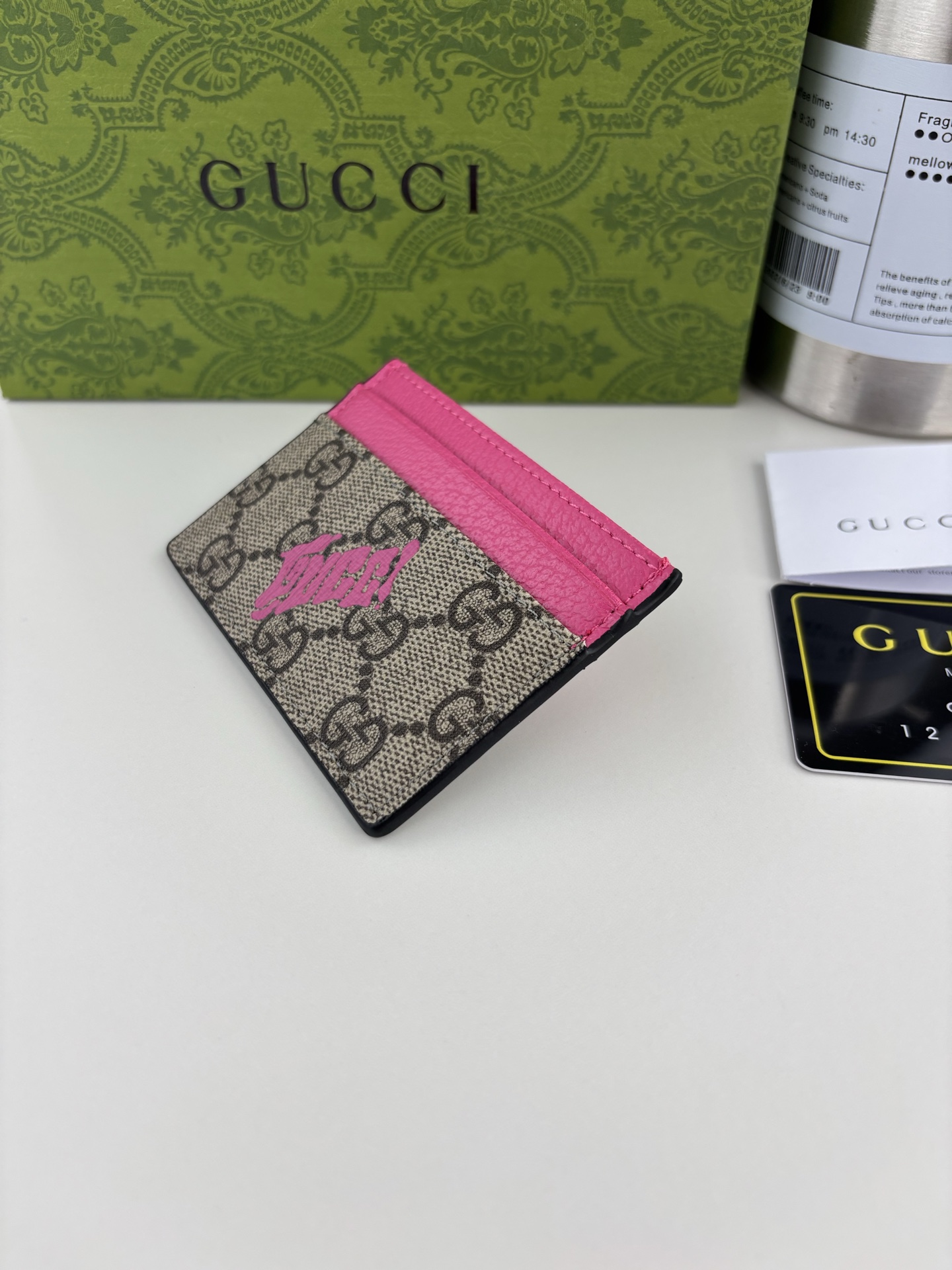 Gucci 双色卡片夹 - クラシックGG字母と梅紅色のデザイン