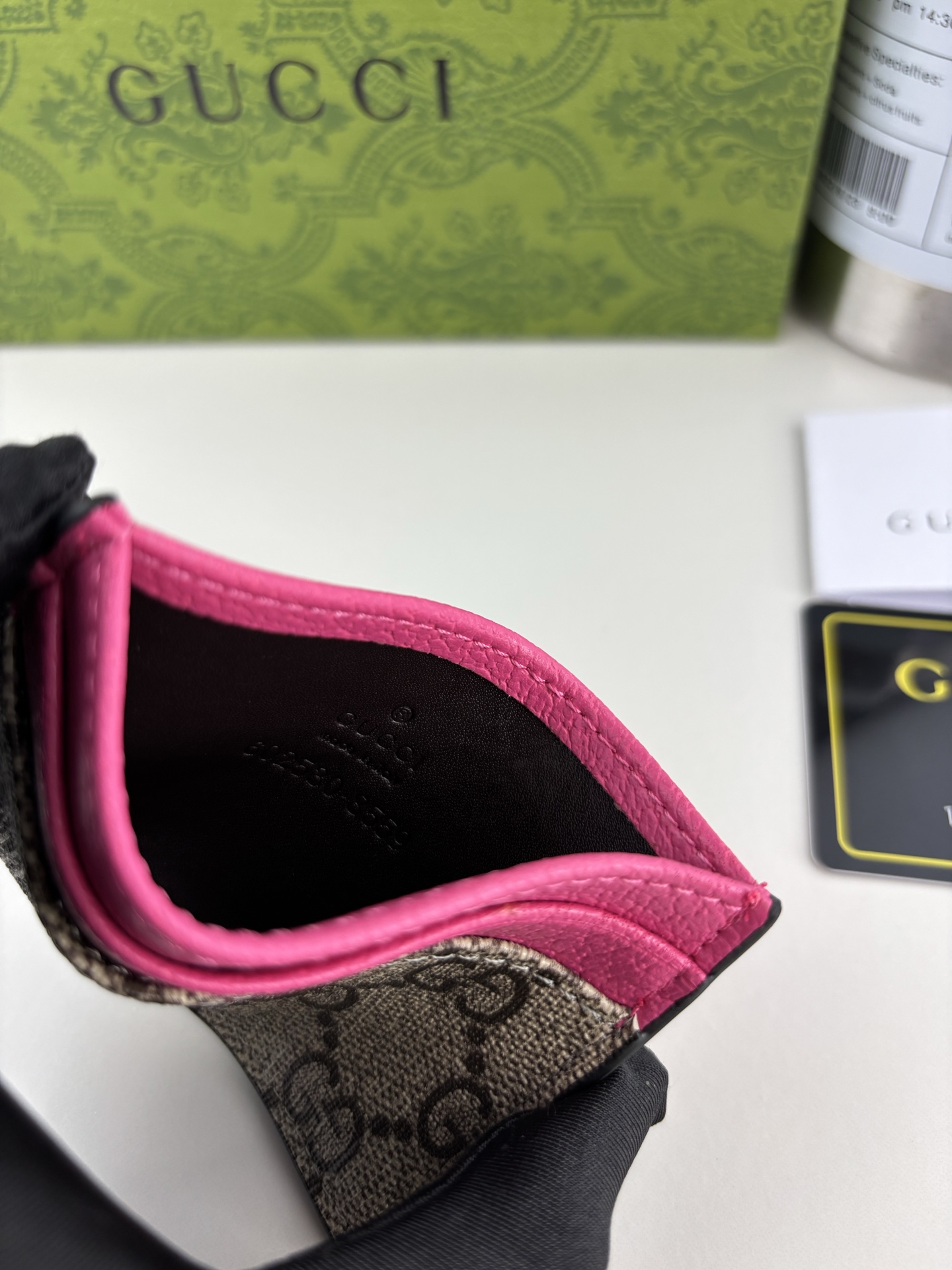 Gucci 双色卡片夹 - クラシックGG字母と梅紅色のデザイン