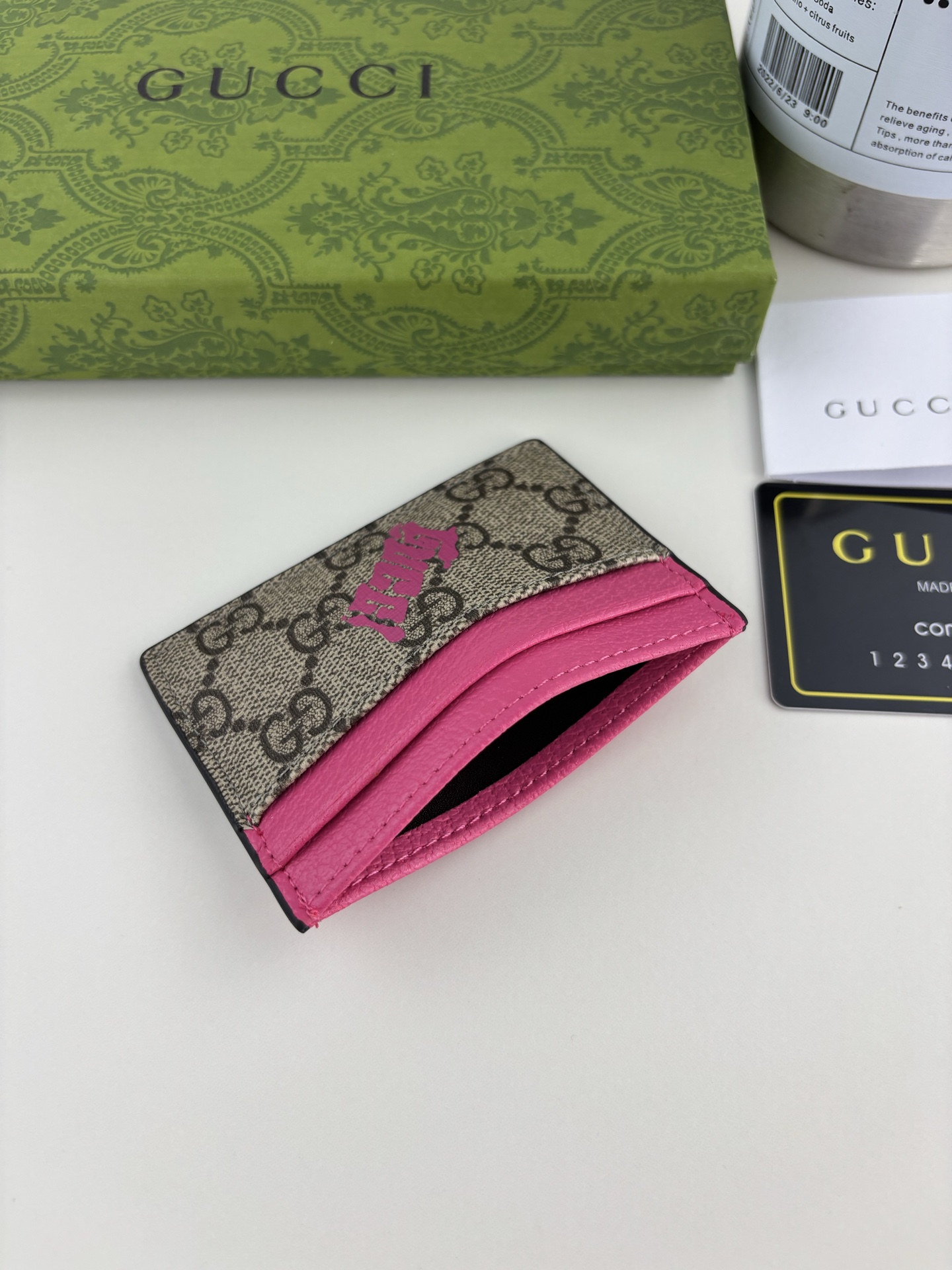 Gucci 双色卡片夹 - クラシックGG字母と梅紅色のデザイン