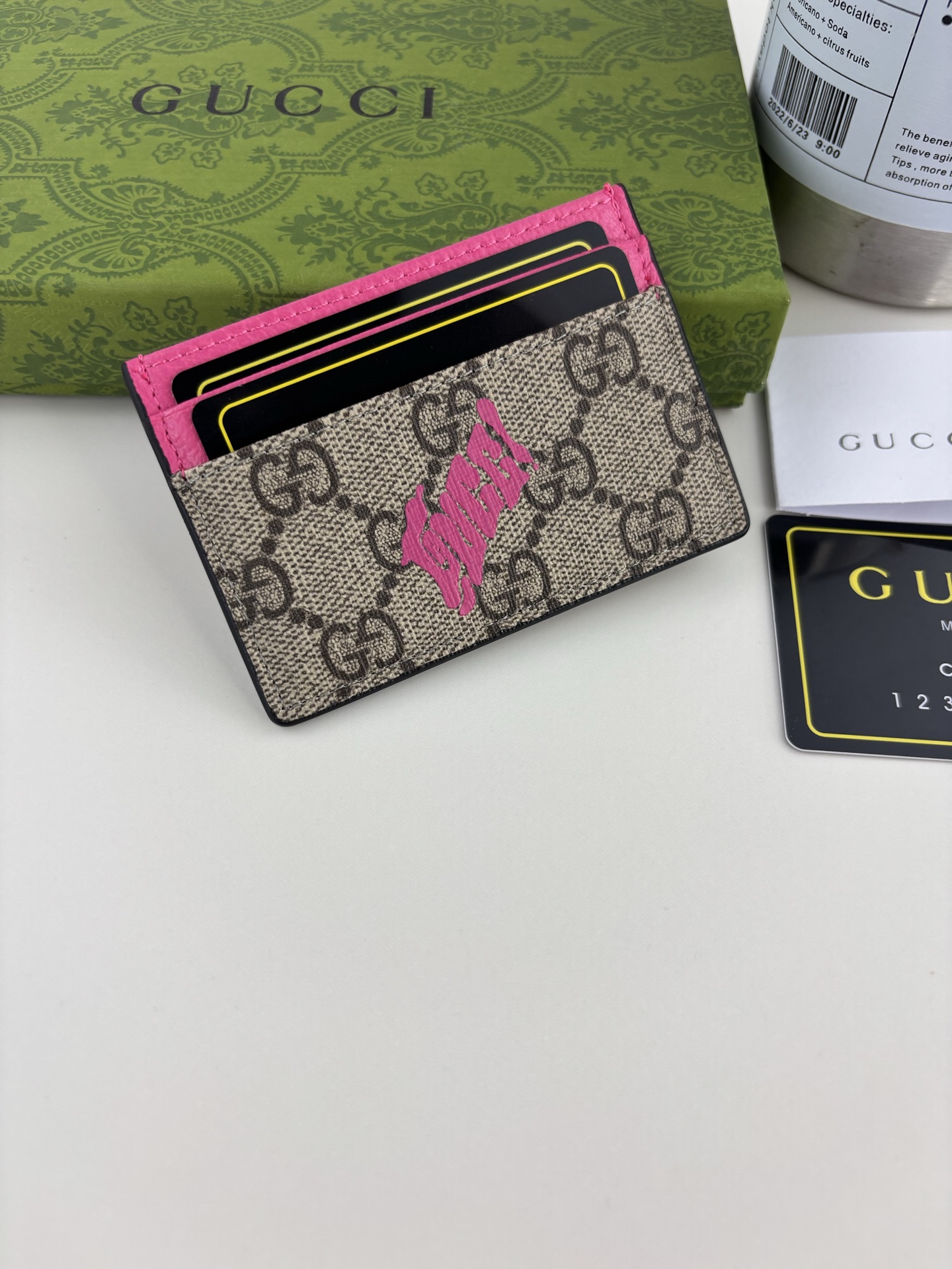 Gucci 双色卡片夹 - クラシックGG字母と梅紅色のデザイン