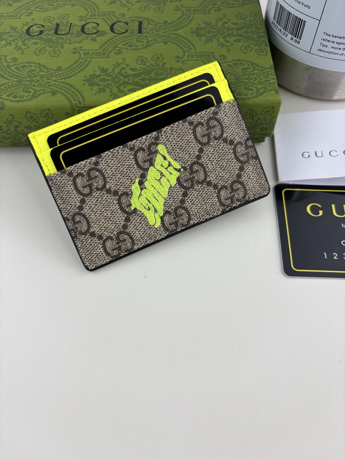 Gucci 双色卡片夹 GG字母交织图案と皮革のデザイン