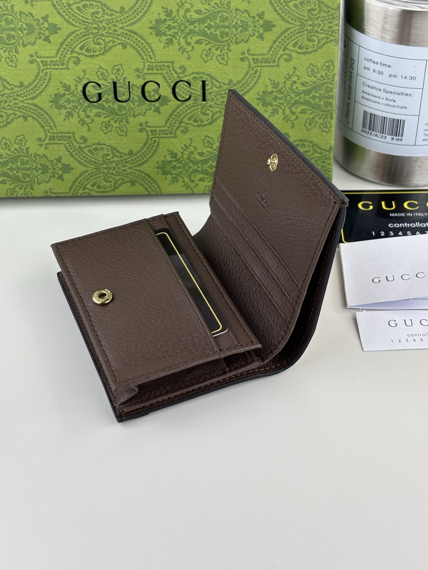 GUCCl 官网同步新款！Ophidia系列～短款卡包/钱夹，采用GG Supreme高级PVC面料搭配以标志性双G 五