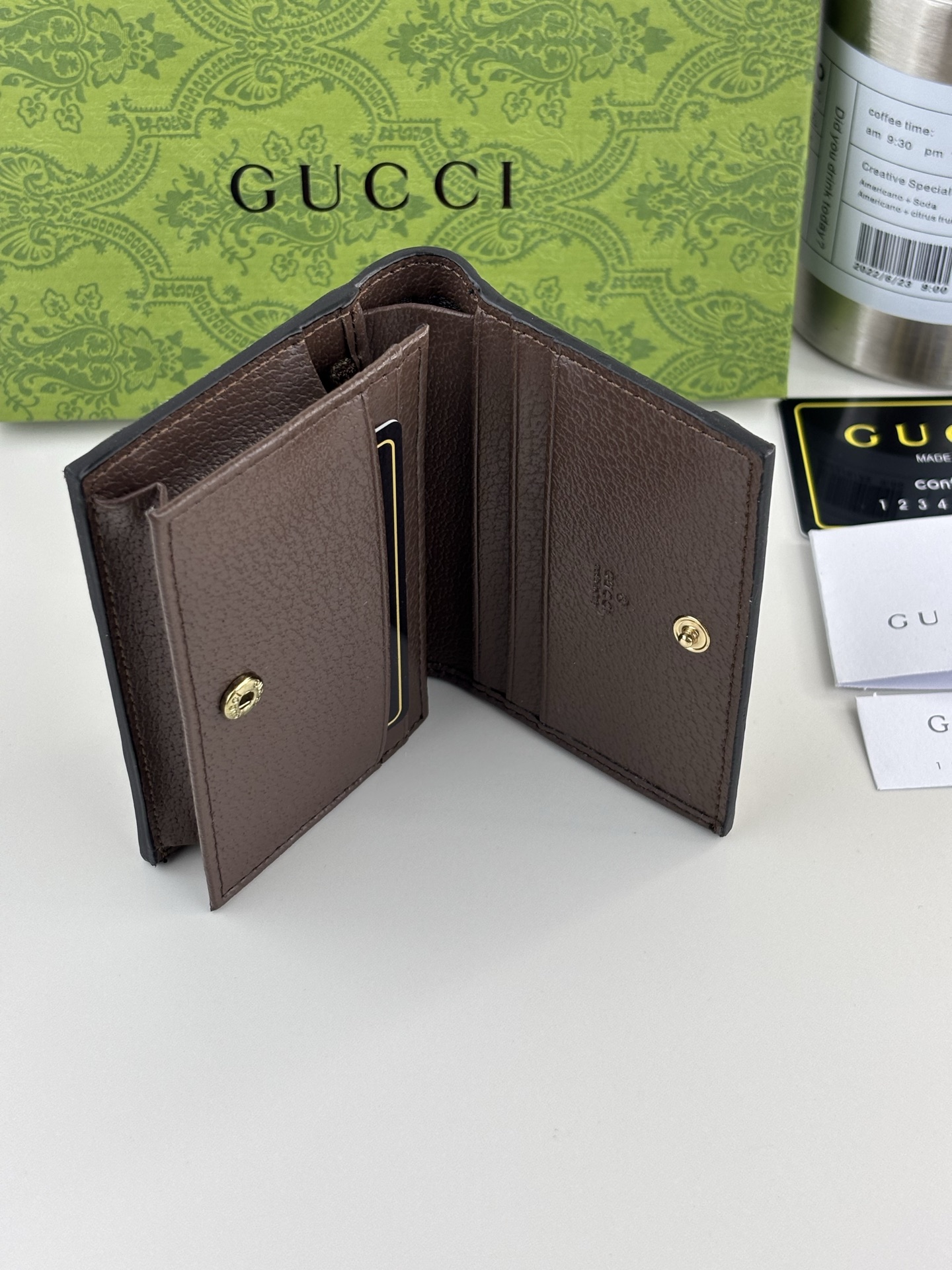 GUCCl 官网同步新款！Ophidia系列～短款卡包/钱夹，采用GG Supreme高级PVC面料搭配以标志性双G 五