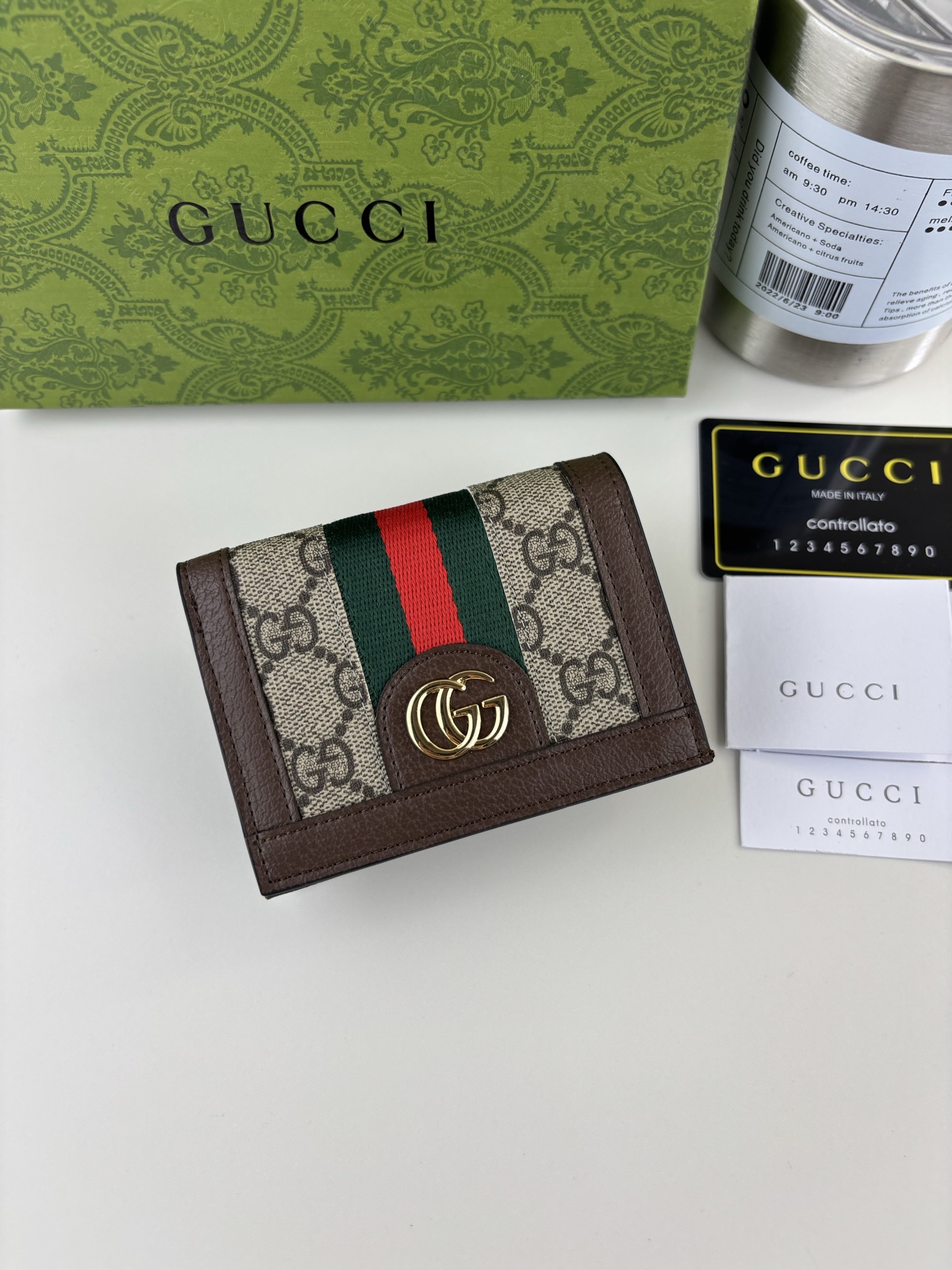 GUCCl 官网同步新款！Ophidia系列～短款卡包/钱夹，采用GG Supreme高级PVC面料搭配以标志性双G 五