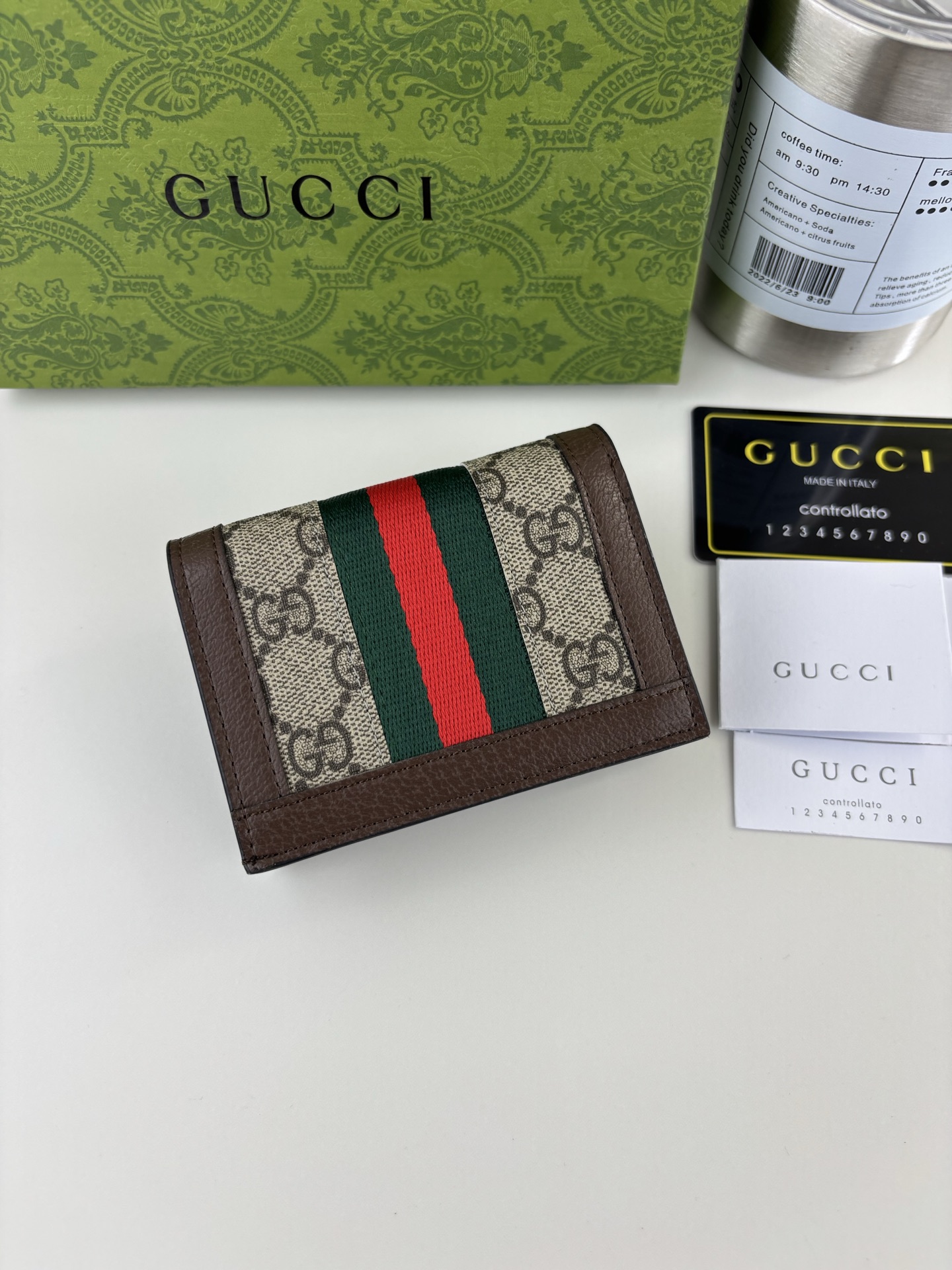 GUCCl 官网同步新款！Ophidia系列～短款卡包/钱夹，采用GG Supreme高级PVC面料搭配以标志性双G 五